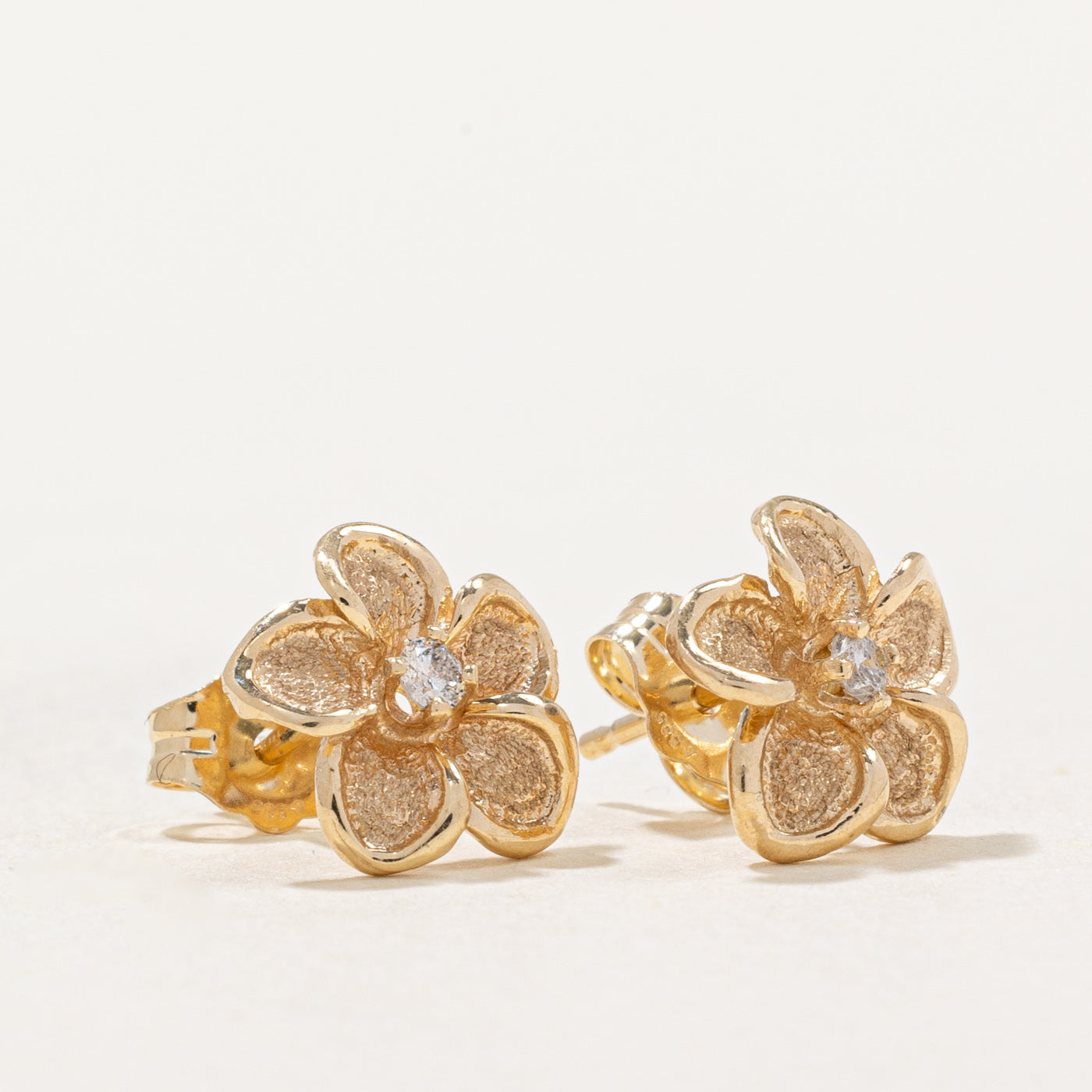 Boucles d'oreilles en forme de fleur serties de diamants | 0,06 ct |