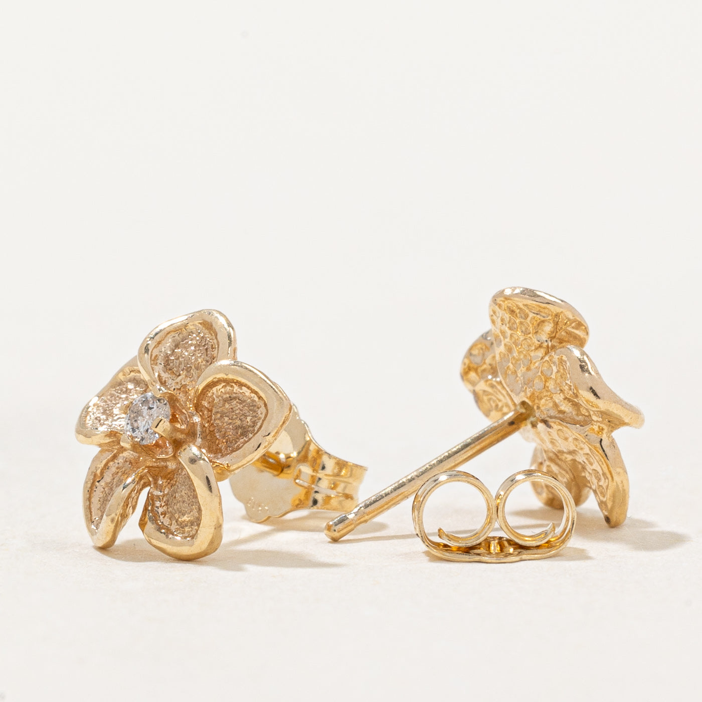 Boucles d'oreilles en forme de fleur serties de diamants | 0,06 ct |