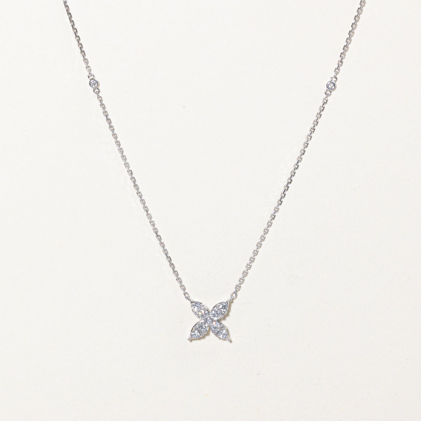 Collier pendentif fleur en diamant | 0,50 ct | 45,7 cm |