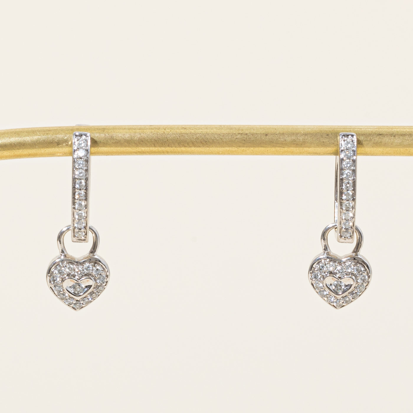 Boucles d'oreilles pendantes en forme de cœur serties de diamants | 0,28 ct |