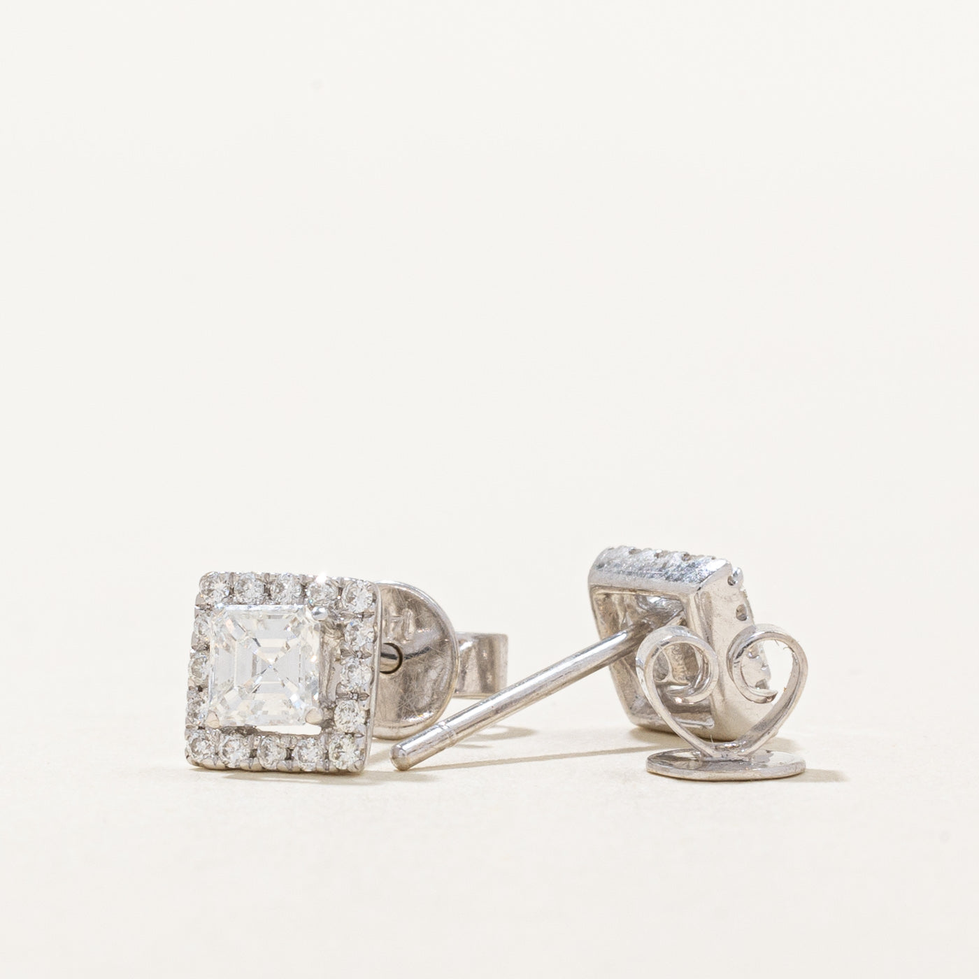 Boucles d'oreilles puces en diamant taille Asscher canadien avec halo | 0,51 ct |
