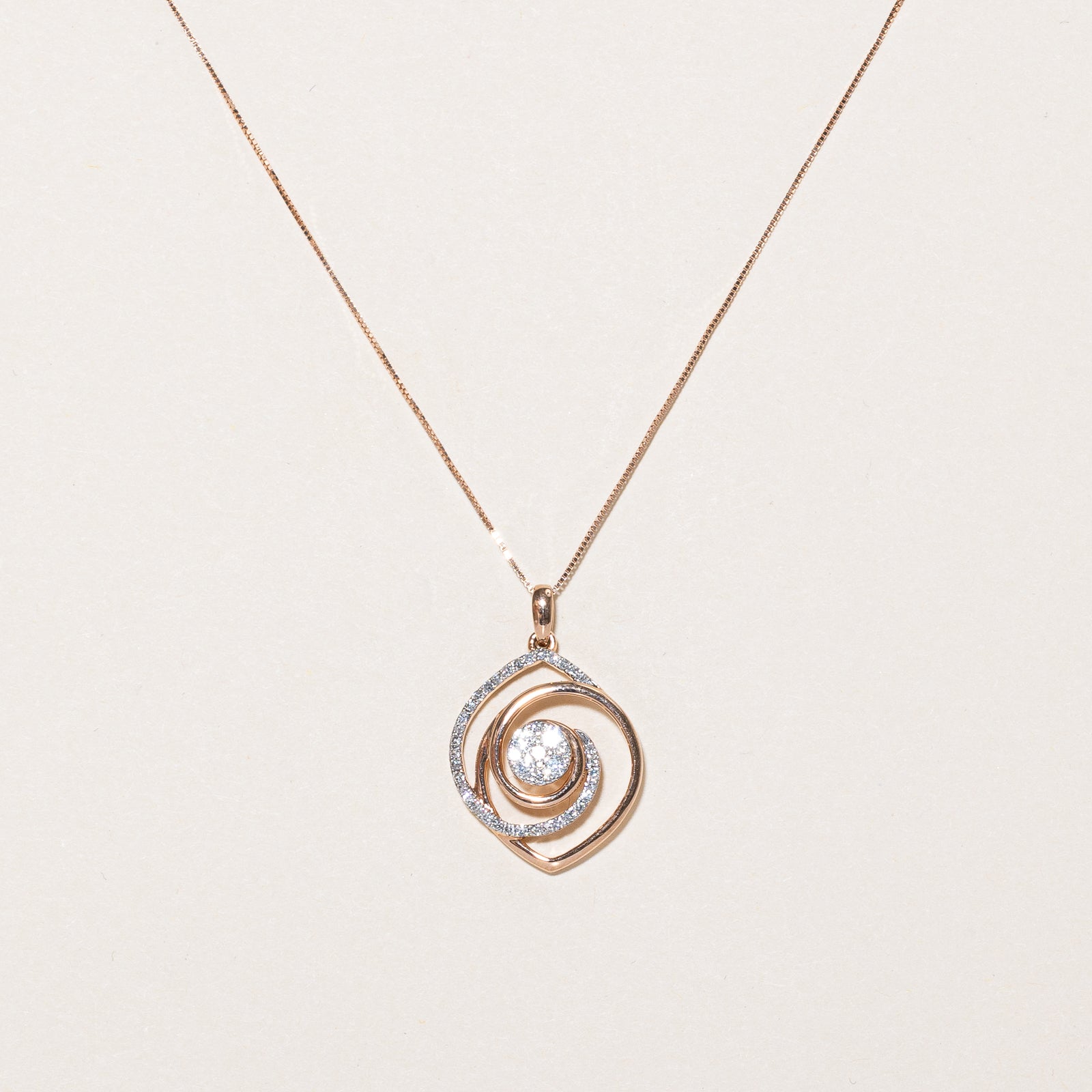 Pendentif et collier en diamants | 0,37 ct | 45,7 cm |
