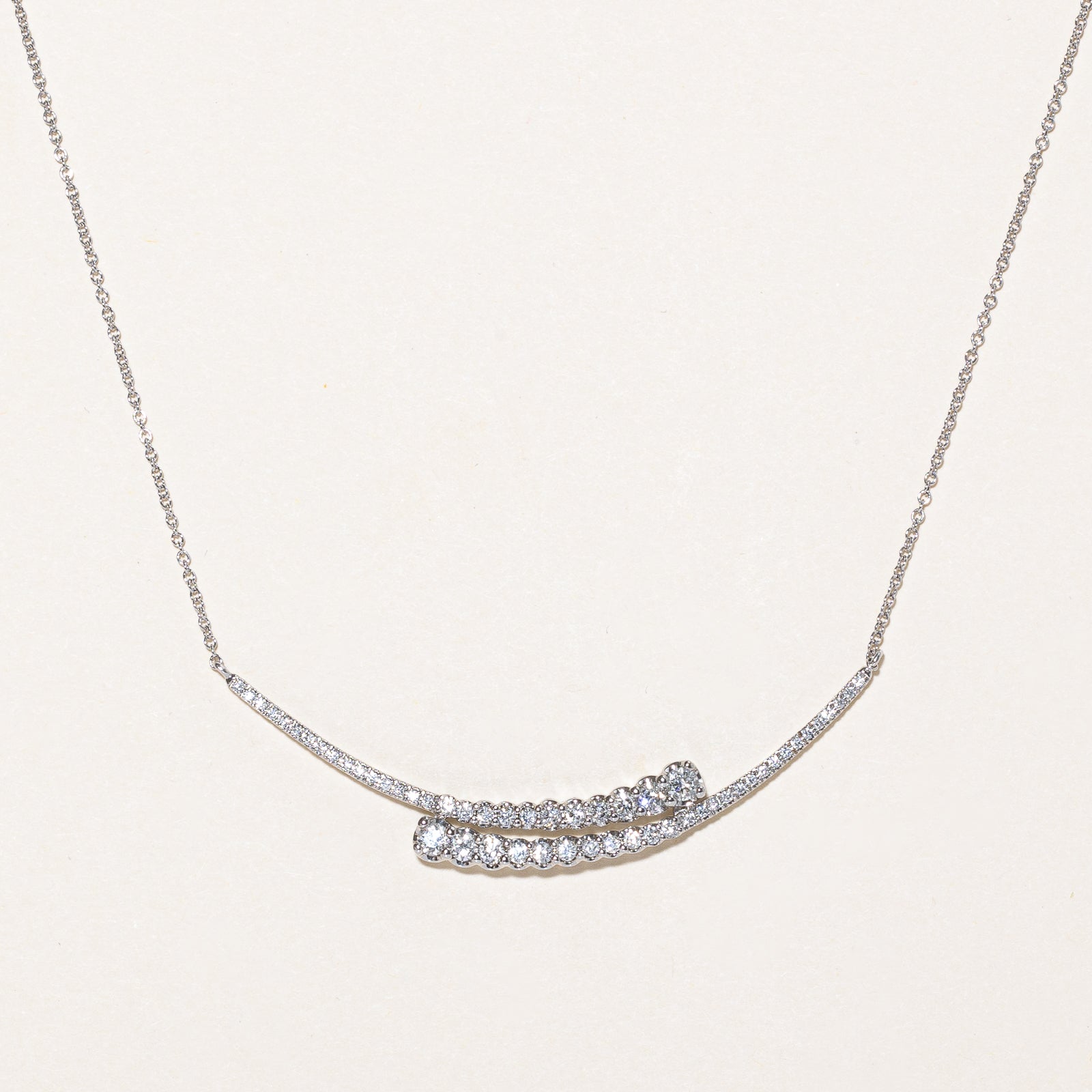 Collier pendentif en forme de cuillère avec diamants | 0,92 ct | 45,7 cm |