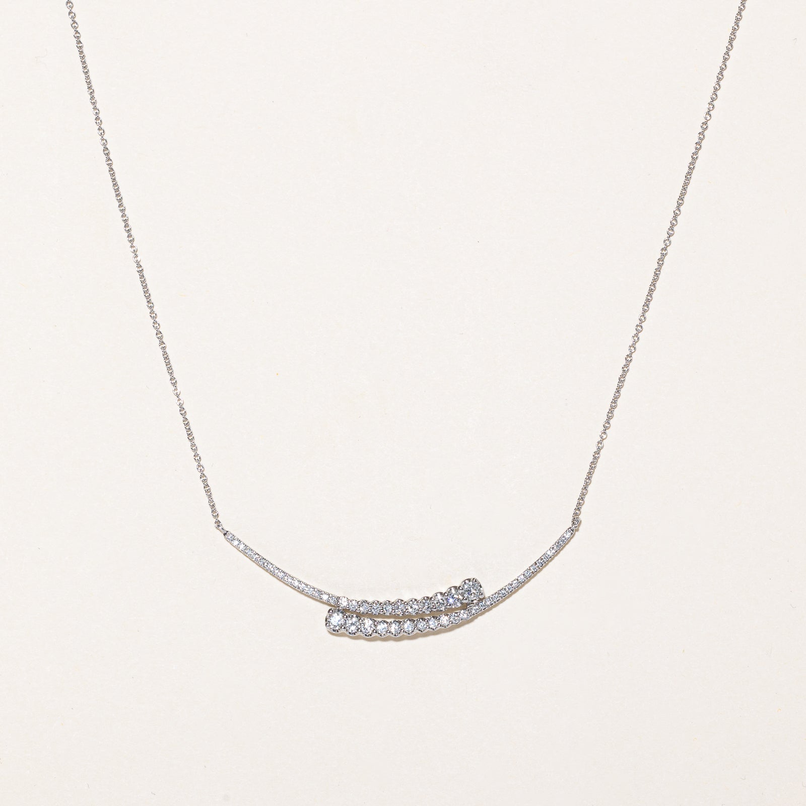 Collier pendentif en forme de cuillère avec diamants | 0,92 ct | 45,7 cm |