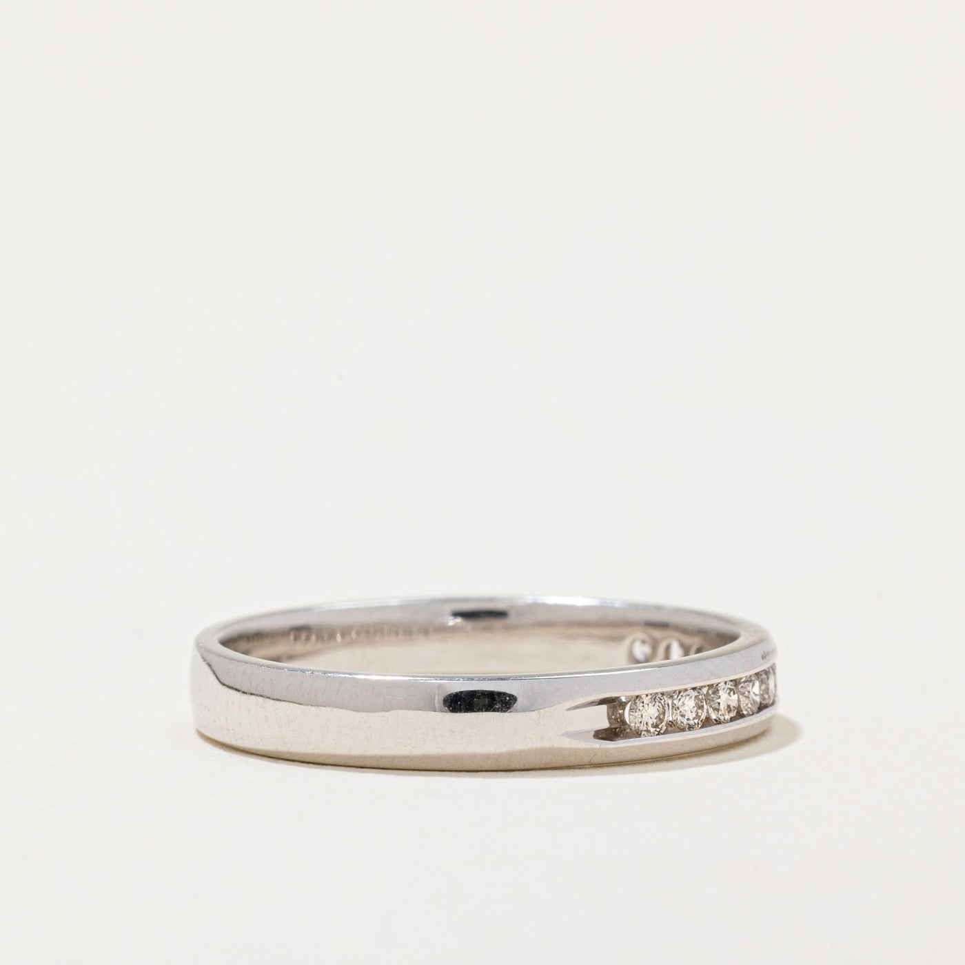 Alliance semi-éternité sertie de diamants en canal | 0,22 ct | Taille 8,25 |