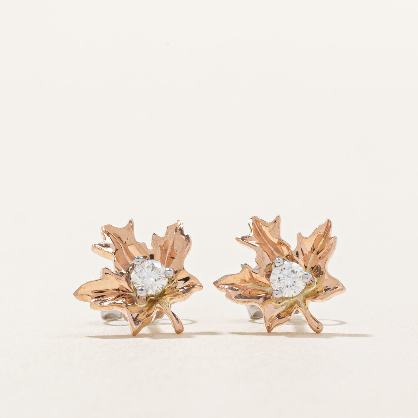Boucles d'oreilles puces en forme de feuille d'érable serties de diamants | 0,12 ct |