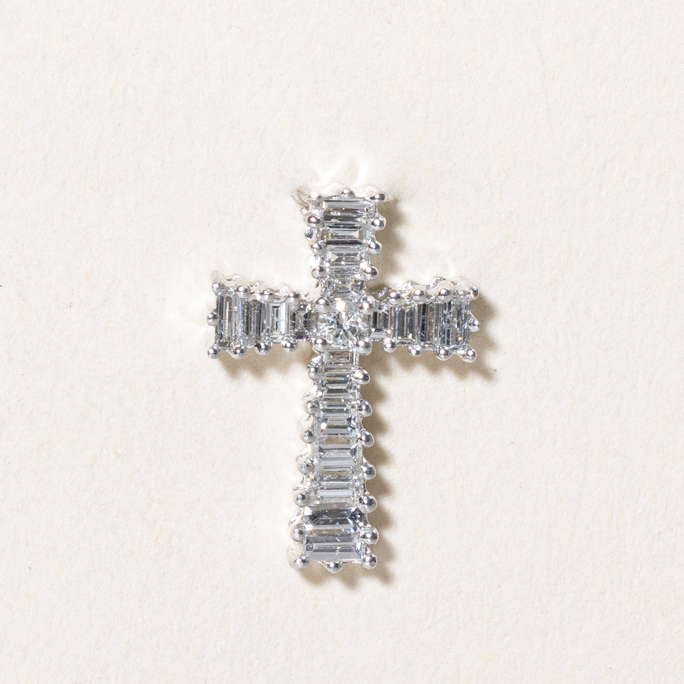 Pendentif croix en diamants | 0,30 ct |