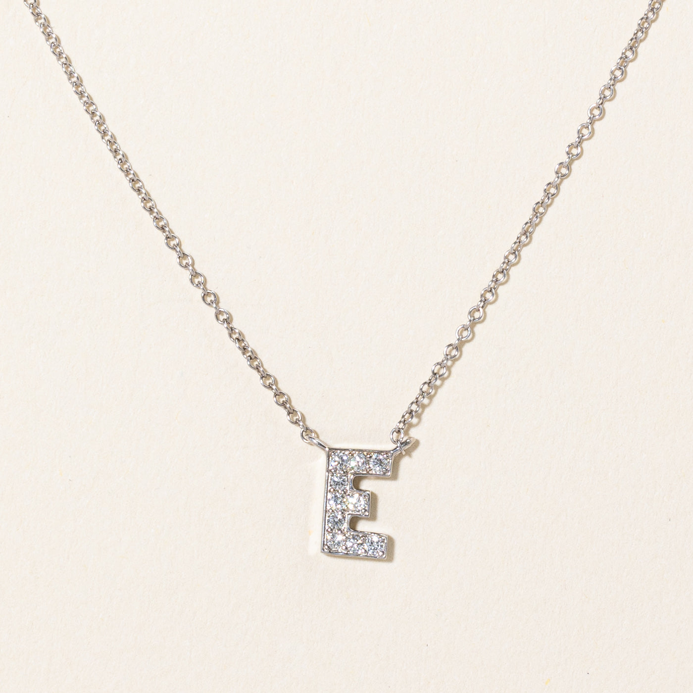 Collier pendentif initial « E » en diamant « Birks » | 0,10 ct | 45,7 cm |