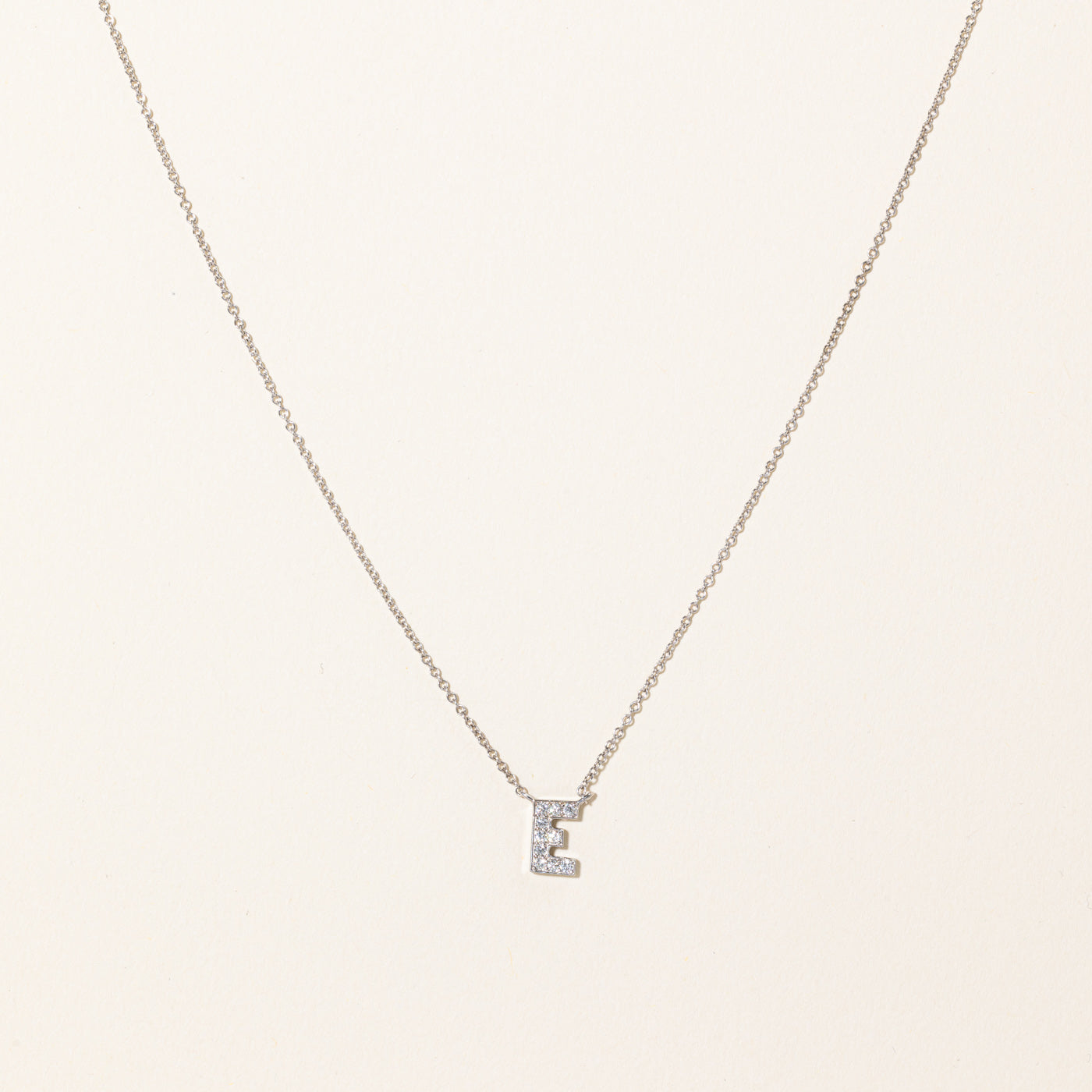 Collier pendentif initial « E » en diamant « Birks » | 0,10 ct | 45,7 cm |