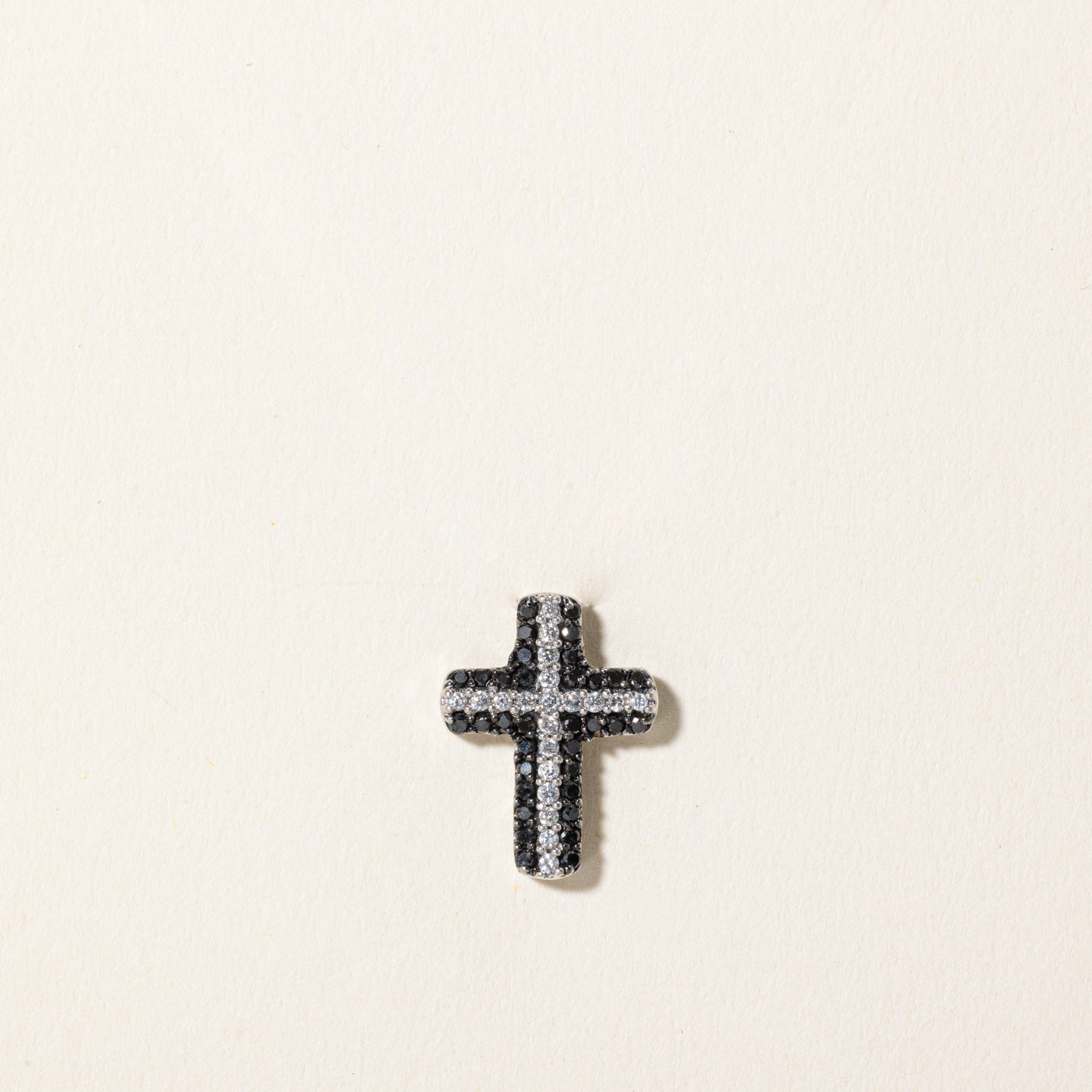 Pendentif croix en diamants noirs et blancs | 0,17 ct, 0,10 ct |