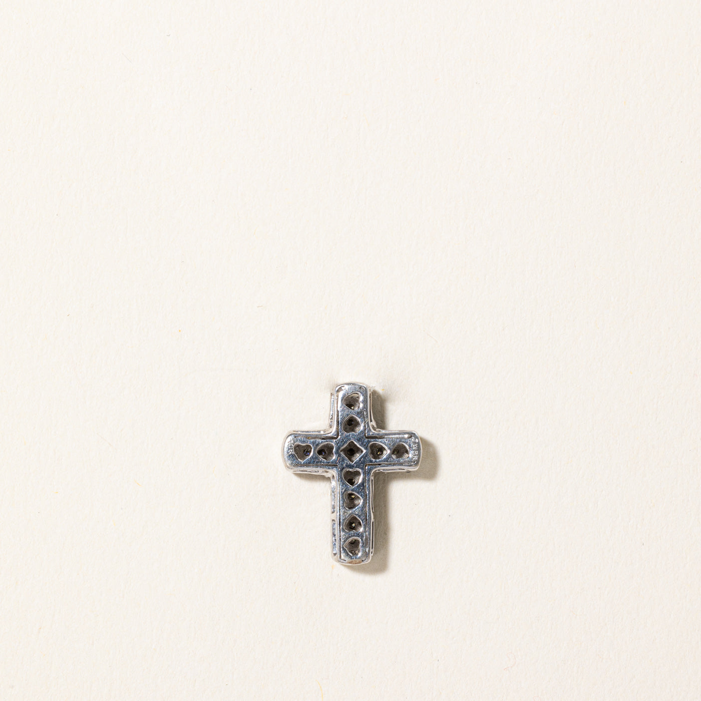 Pendentif croix en diamants noirs et blancs | 0,17 ct, 0,10 ct |