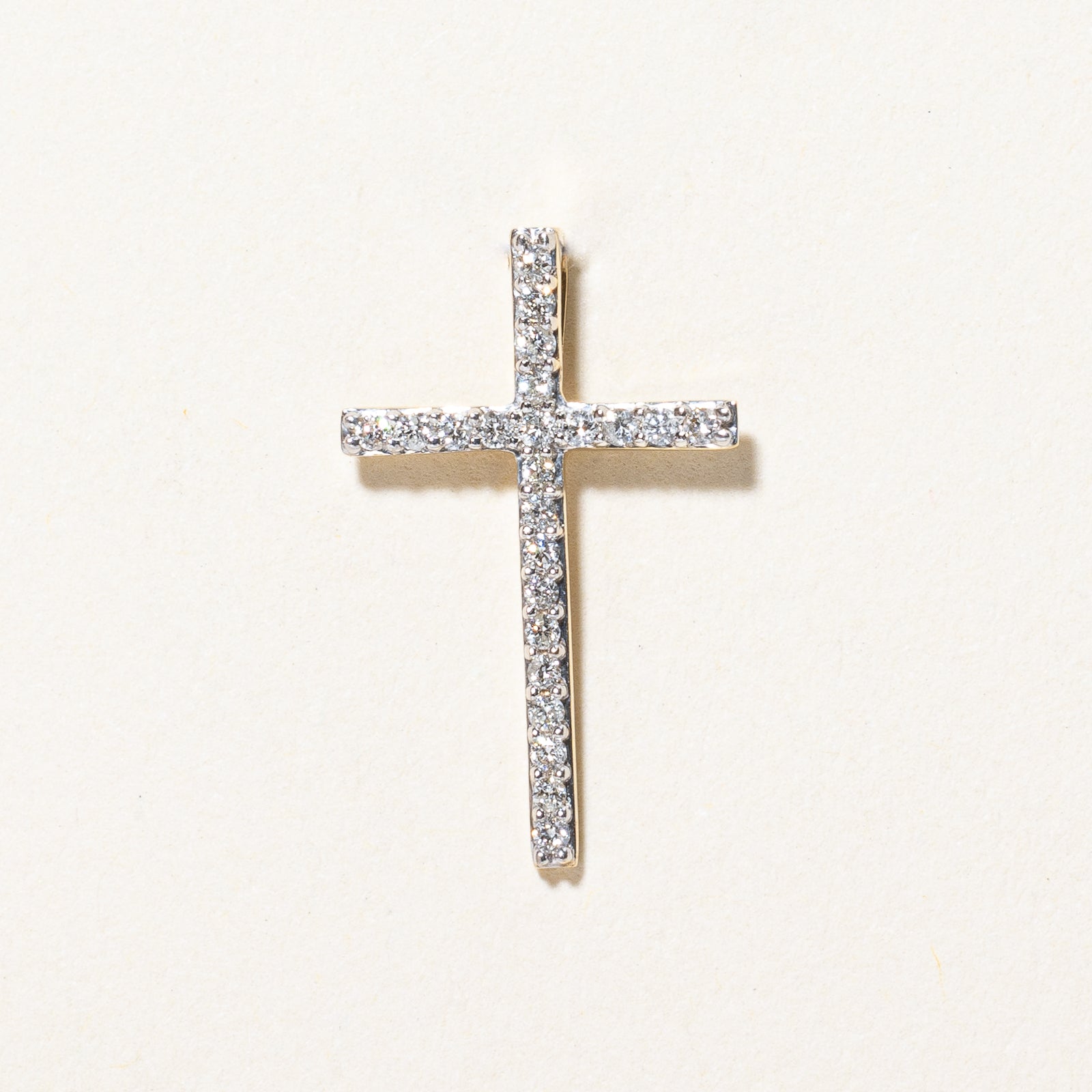 Pendentif croix en diamants | 0,12 ct |