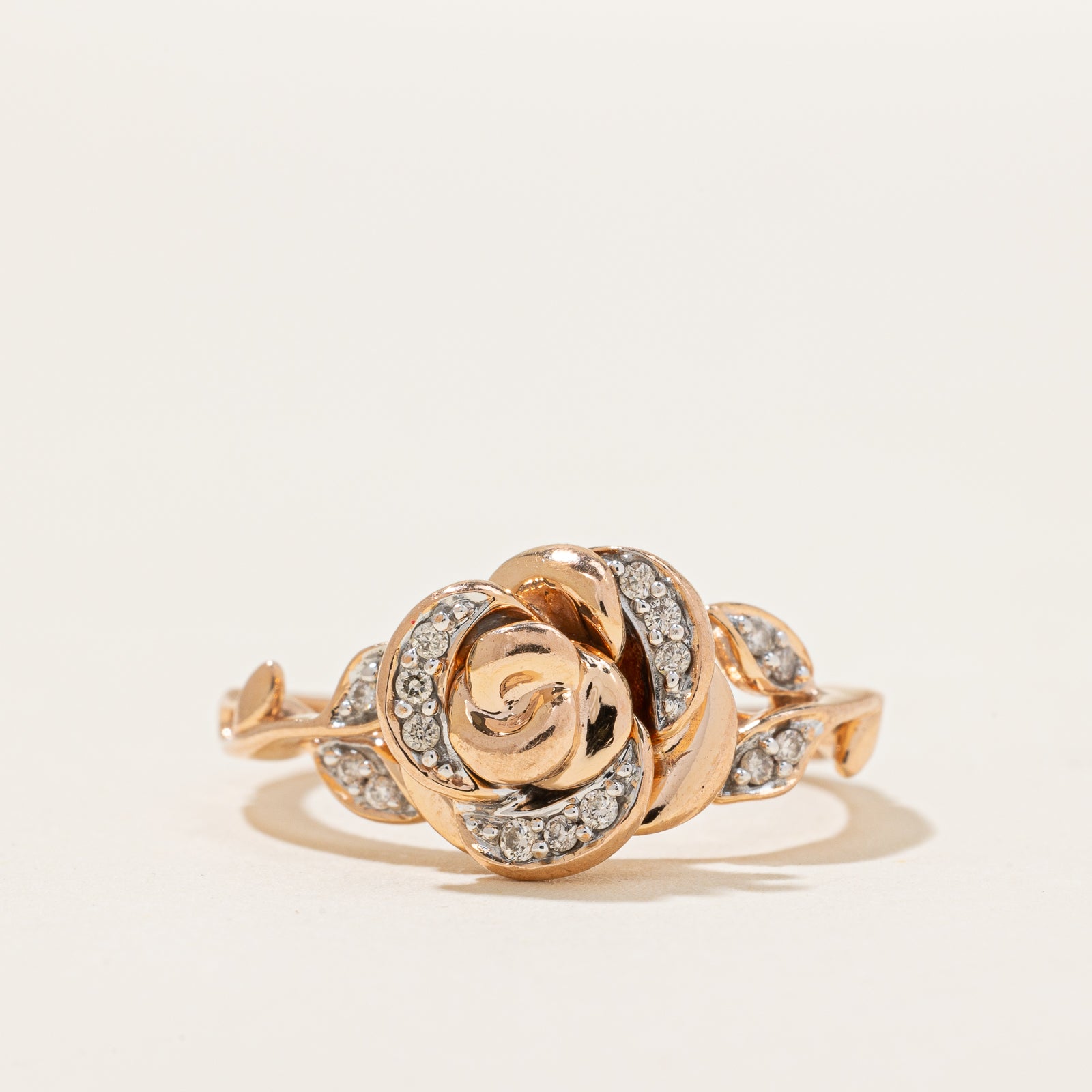 Bague en diamant motif rose « Disney » | 0,09 ct | Taille 6,75 |