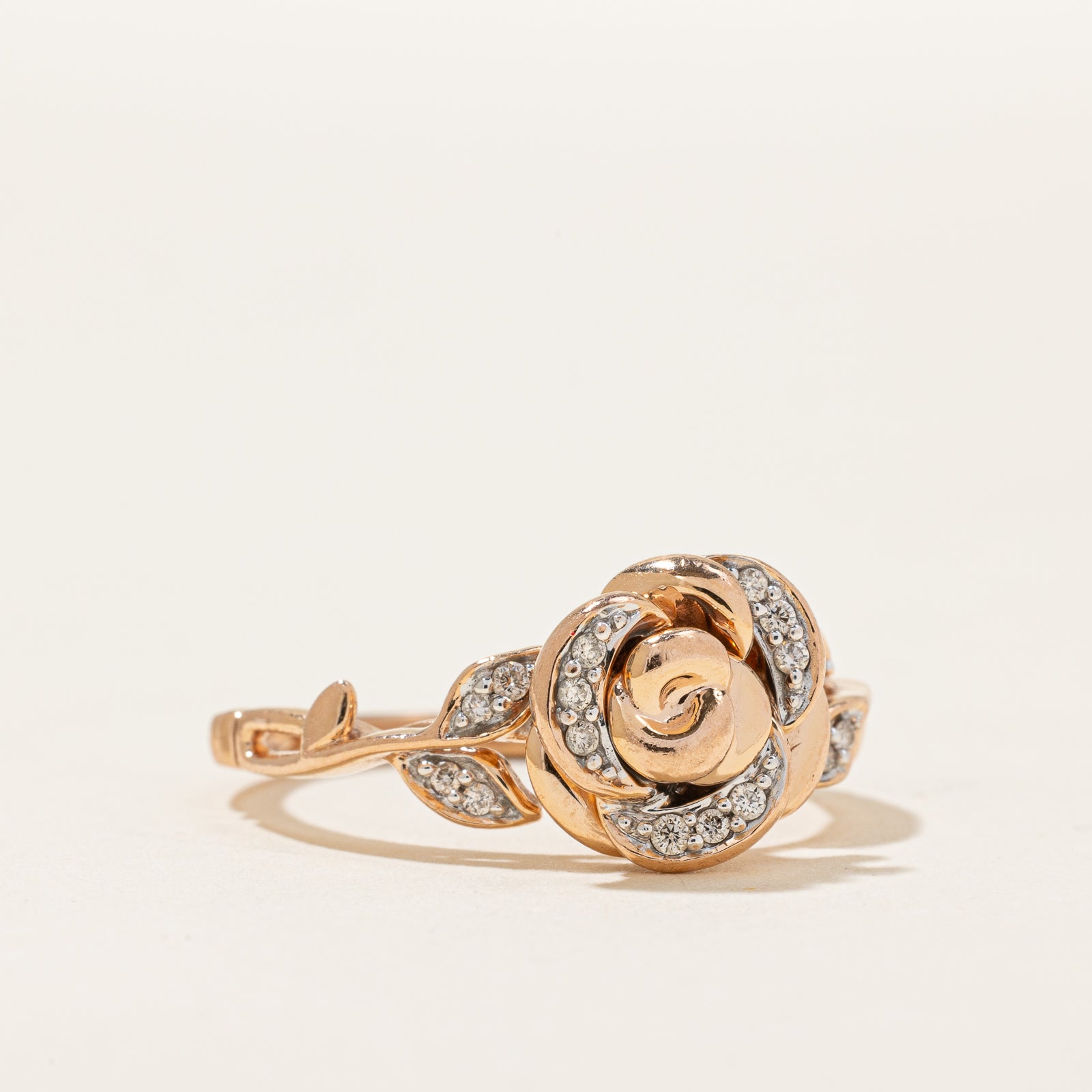 Bague en diamant motif rose « Disney » | 0,09 ct | Taille 6,75 |