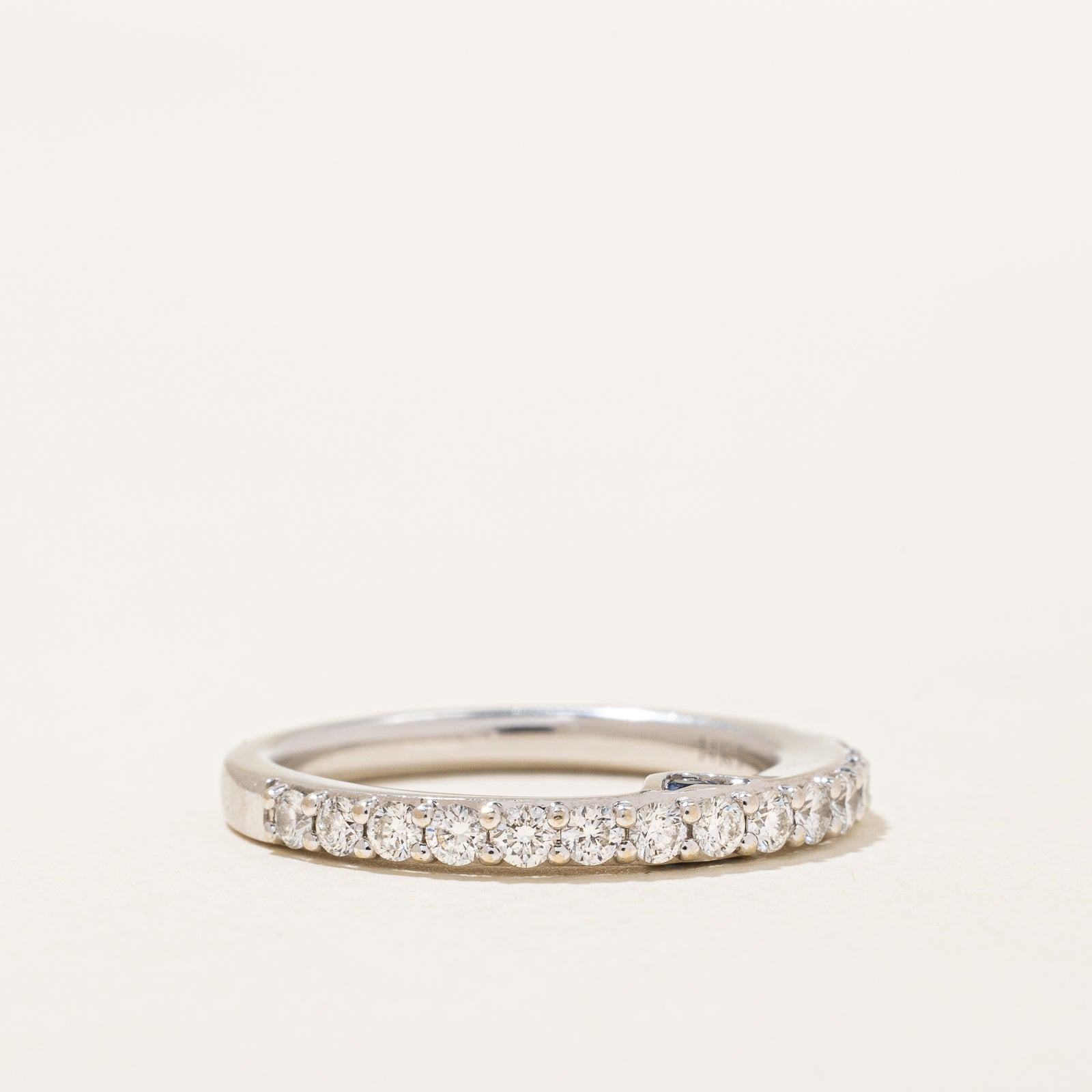 Bague sertie de diamants pavés avec saphir bleu caché | 0,45 ct, 0,04 ct | Taille 6,25 |