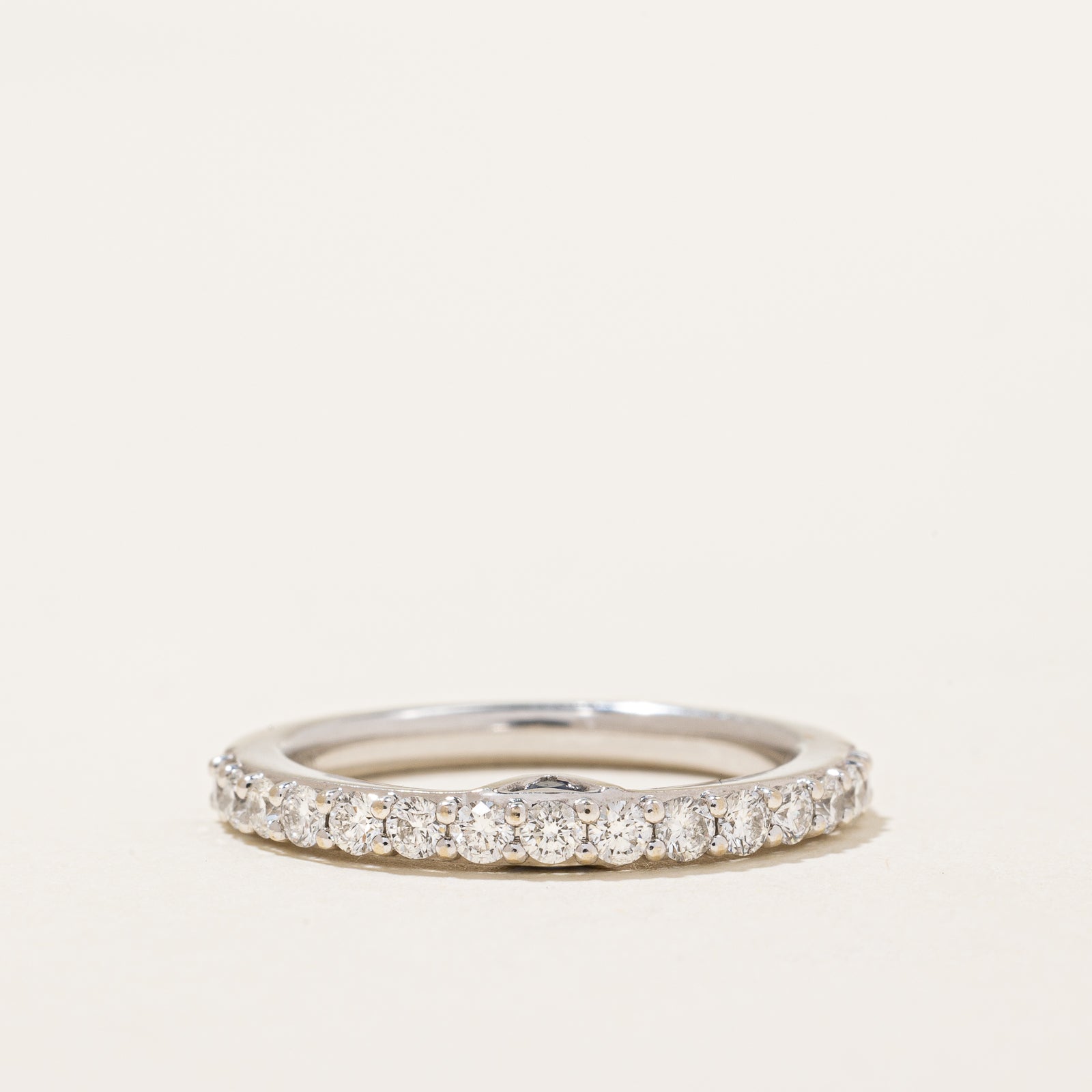Bague sertie de diamants pavés avec saphir bleu caché | 0,45 ct, 0,04 ct | Taille 6,25 |