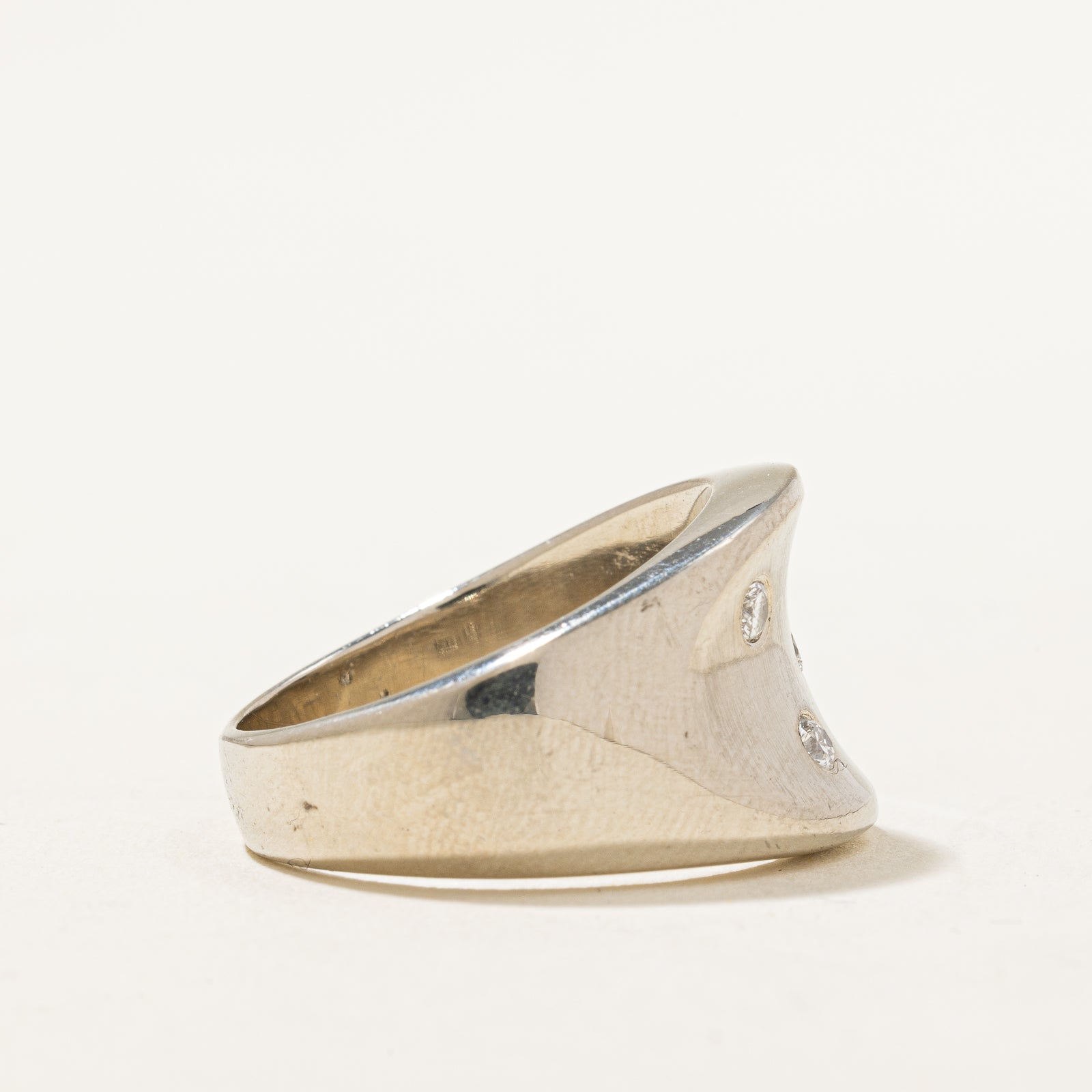 Flush Set Diamond Concave Ring | 0.22ctw | SZ 7 |