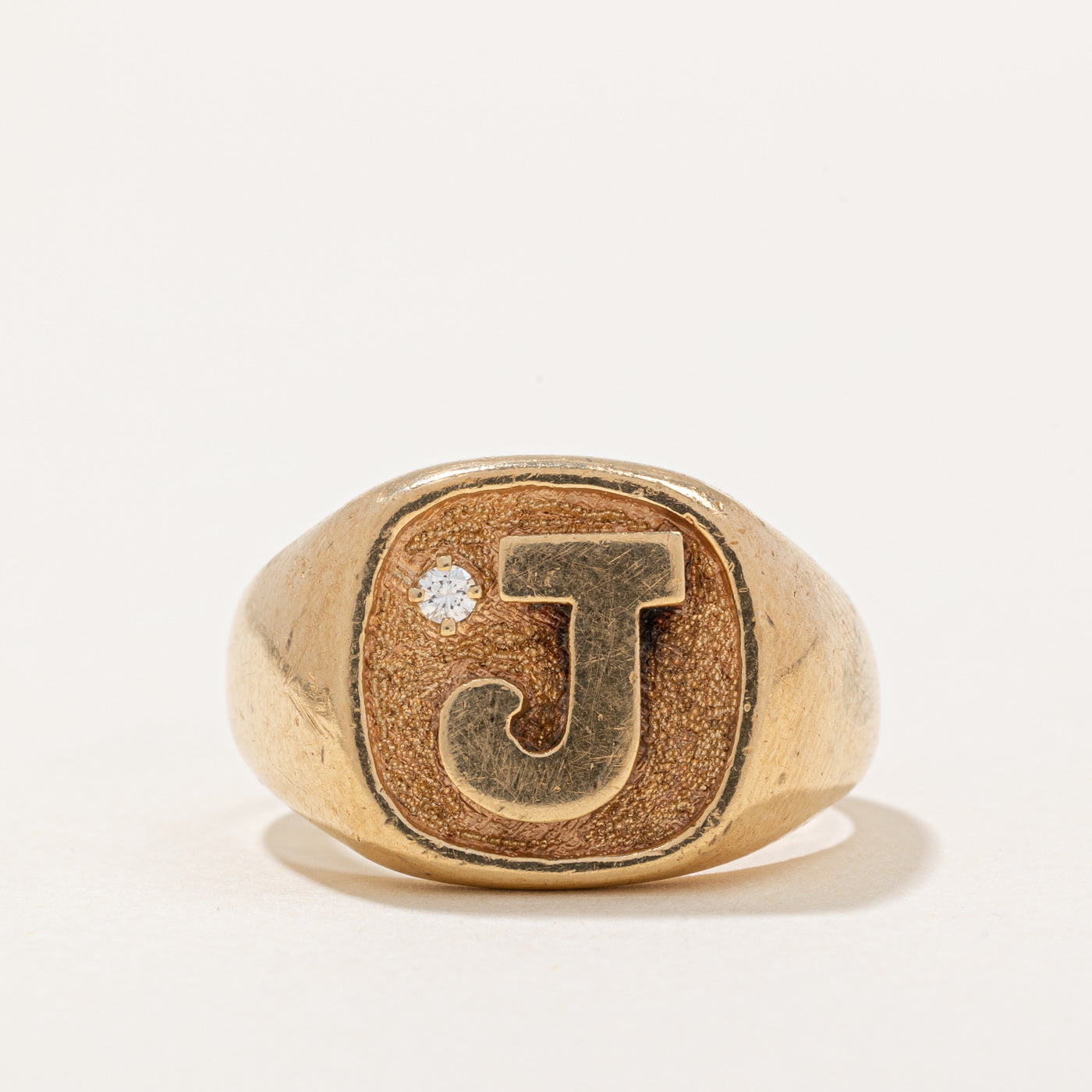 Bague chevalière en diamant « J » | 0,03 ct | Taille 8,5 |