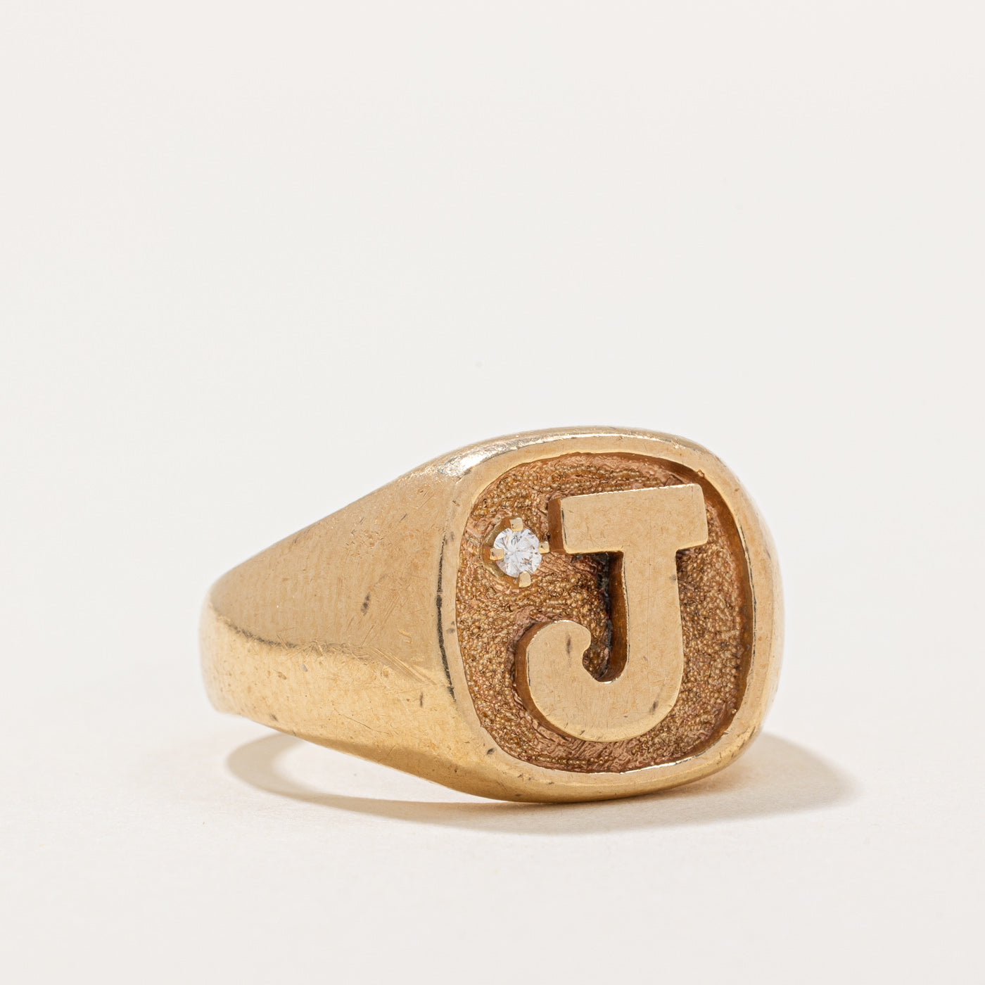 Bague chevalière en diamant « J » | 0,03 ct | Taille 8,5 |