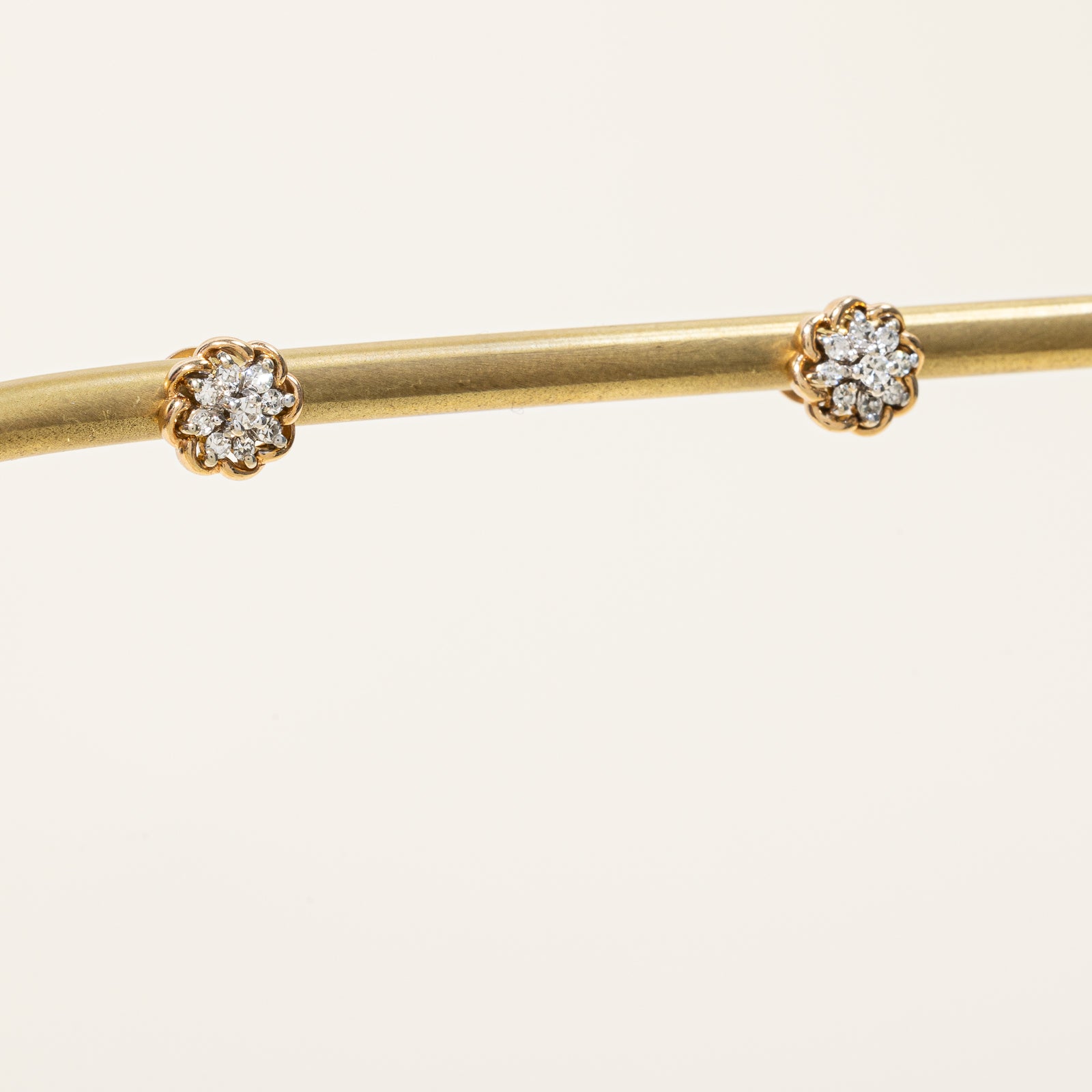 Boucles d'oreilles puces serties de diamants | 0,21 ct |