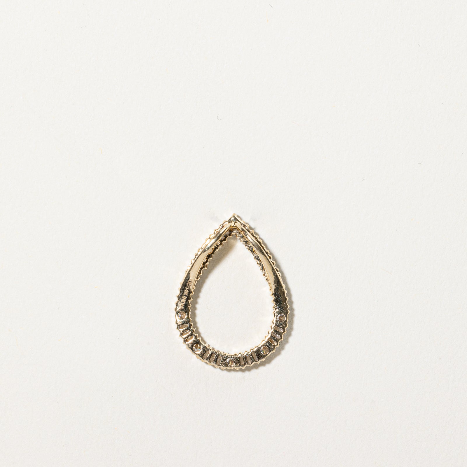 Pendentif en forme de poire serti de diamants | 0,45 ct |