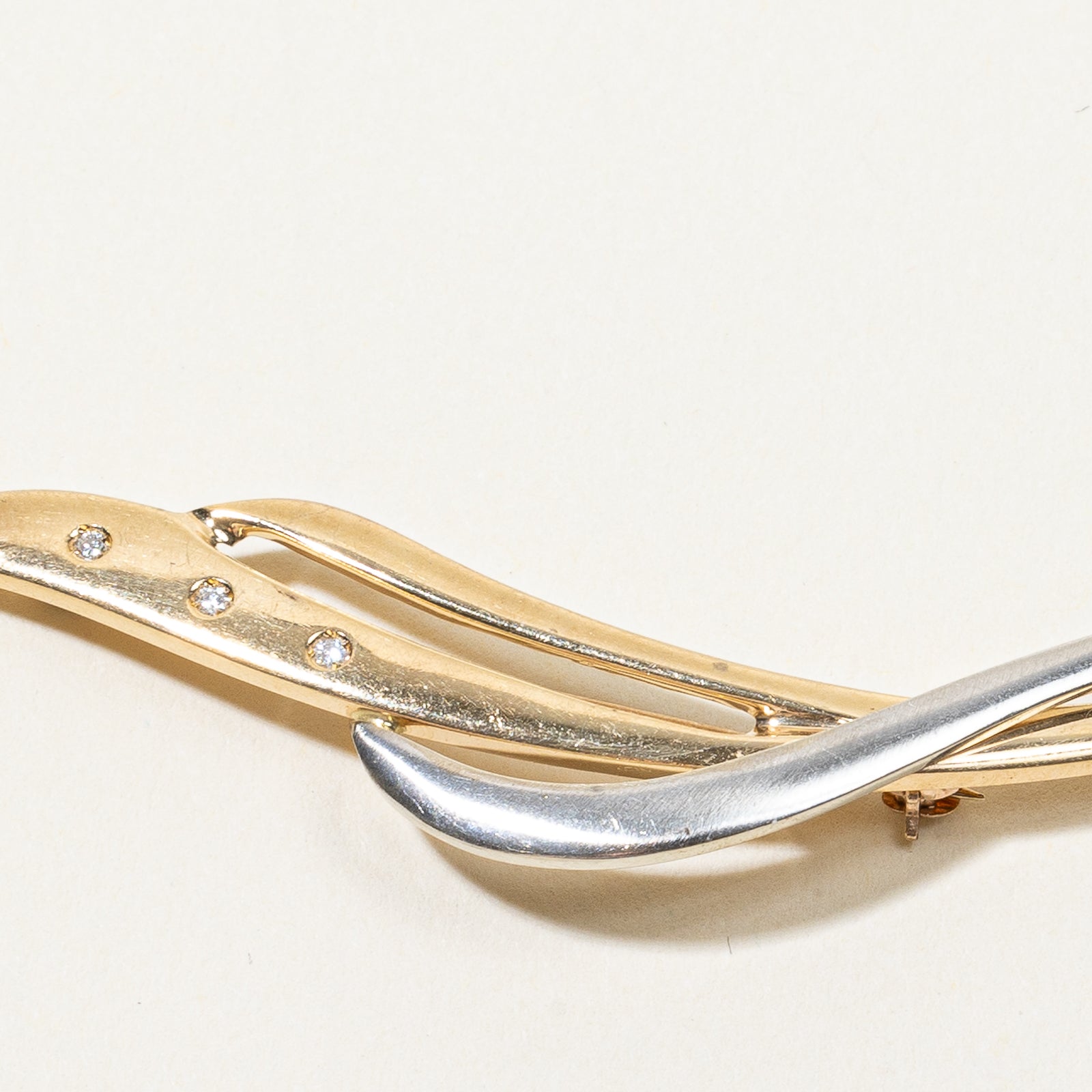 Abstract Two Tone Diamond Brooch | 0.03 |