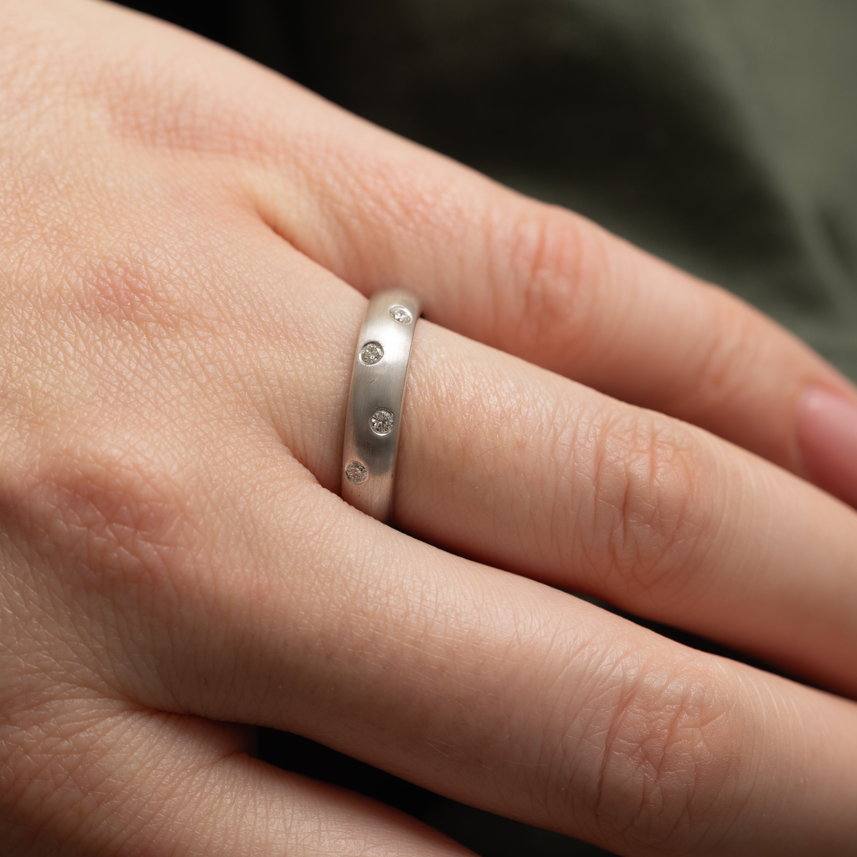 Flush Set Scattered Diamond Band | 0.08ctw | SZ 7.25 |