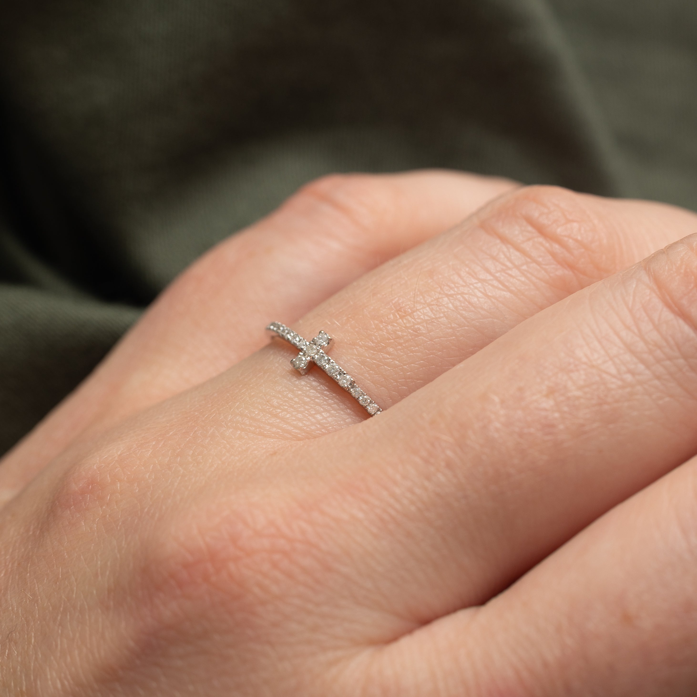 Bague croix avec accent de diamants | 0,05 ct au total | Taille 6,75 |