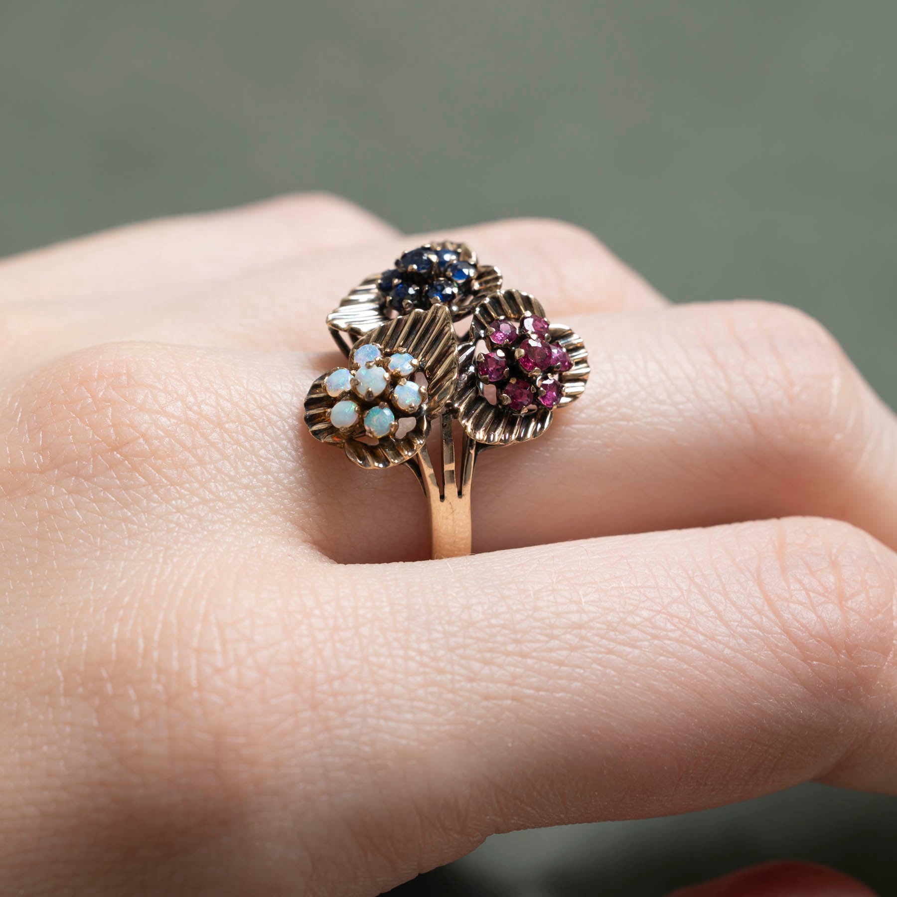 Bague cocktail sertie de rubis, saphirs et opales | 0,90 ct | Taille 8