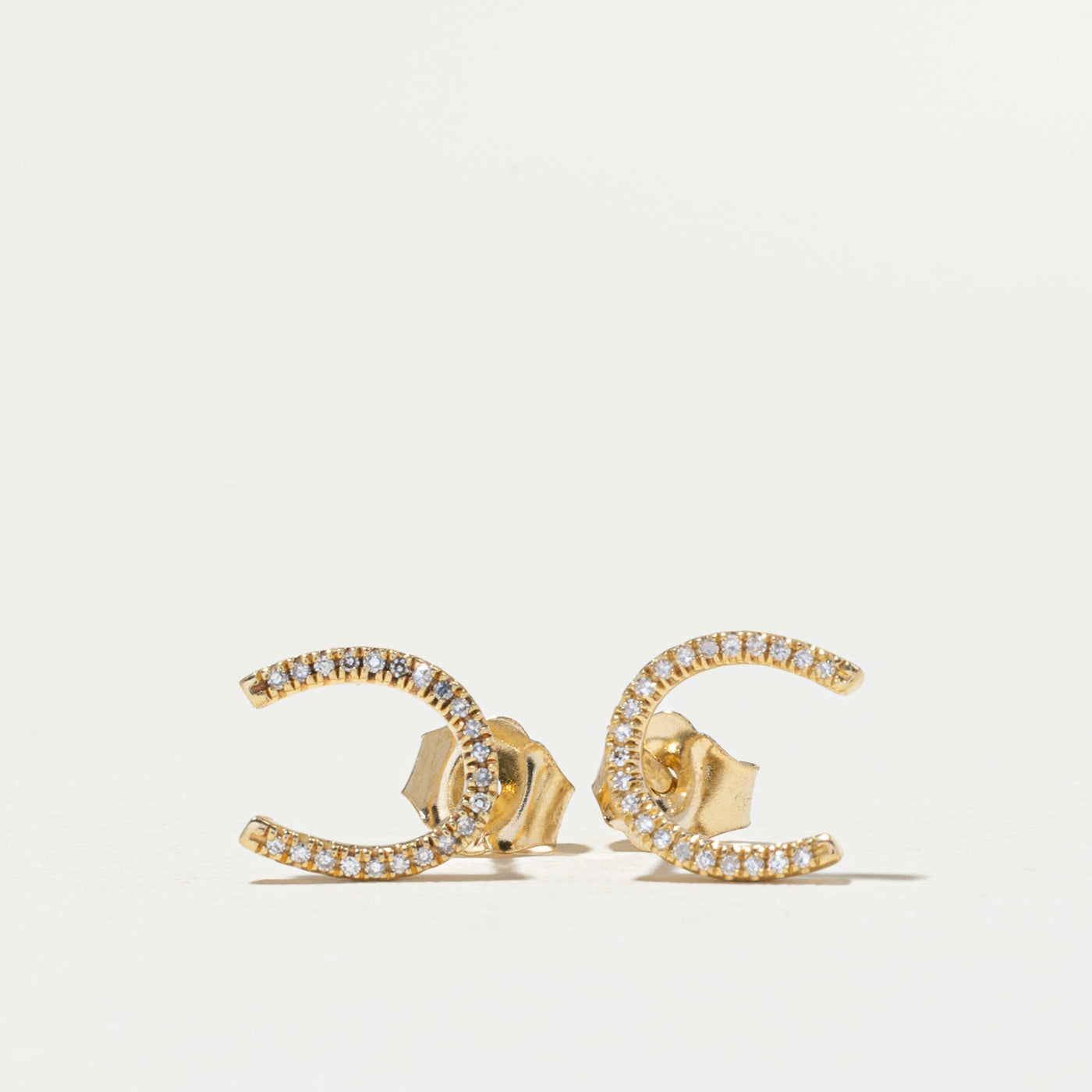 Boucles d'oreilles puces en forme de fer à cheval serties de diamants 10 carats | 0,06 ct au total