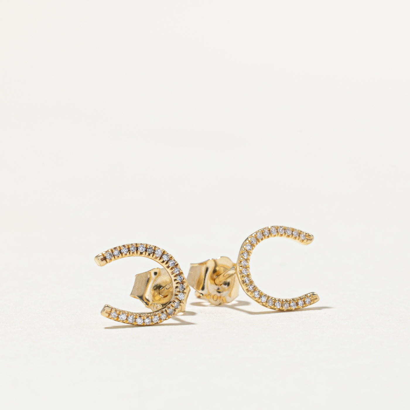 Boucles d'oreilles puces en forme de fer à cheval serties de diamants 10 carats | 0,06 ct au total