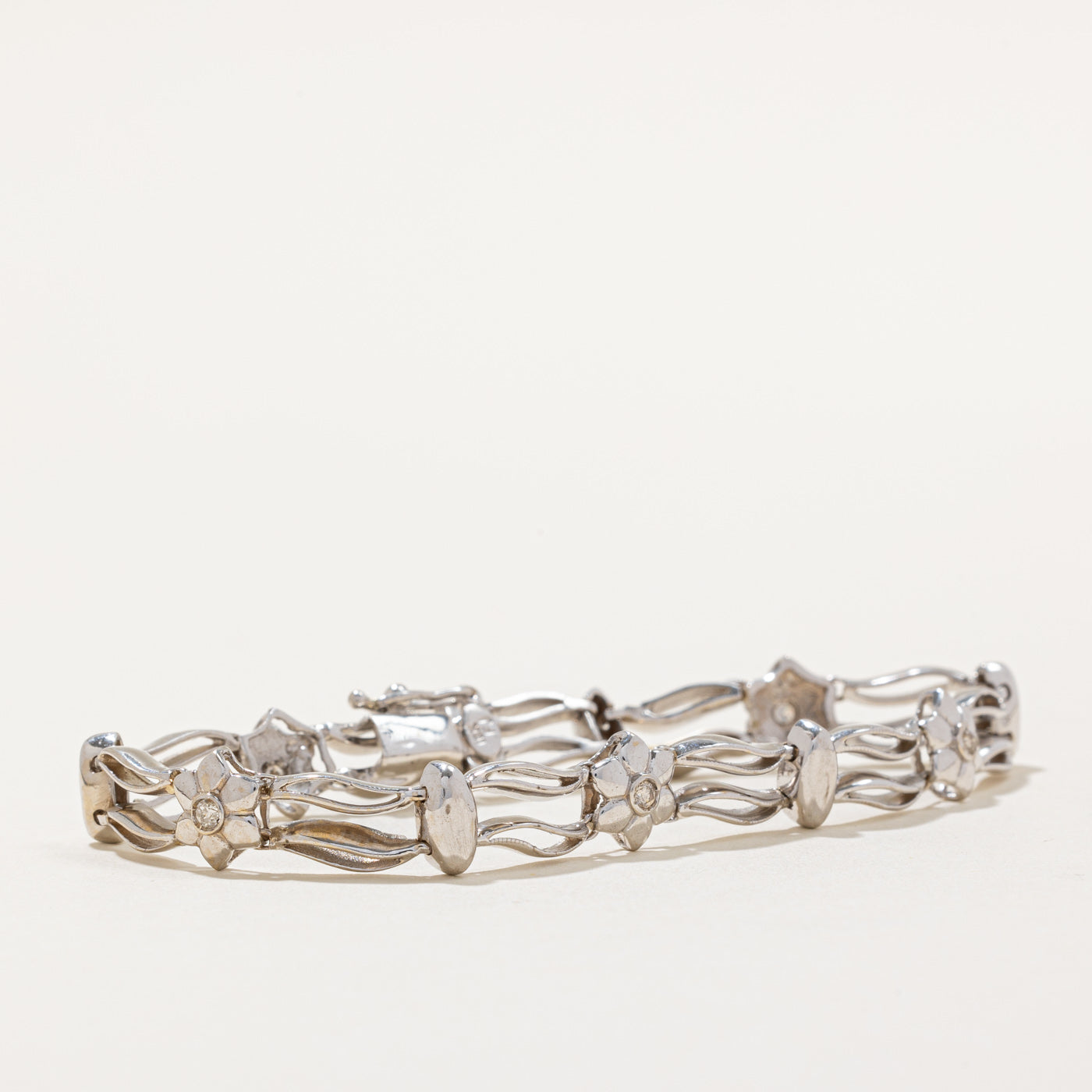 Diamond Flower Bracelet | 0.10ctw | 7" |