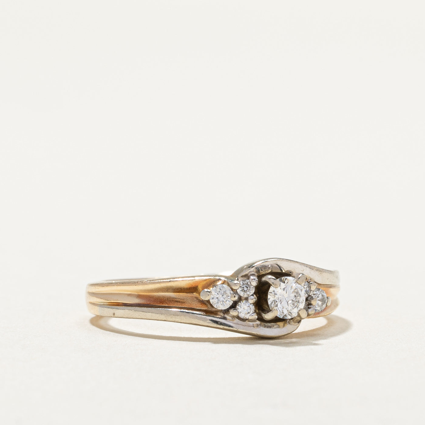 Bague en or bicolore et diamants | 0,12 ct, 0,06 ct au total | Taille 7,5 |