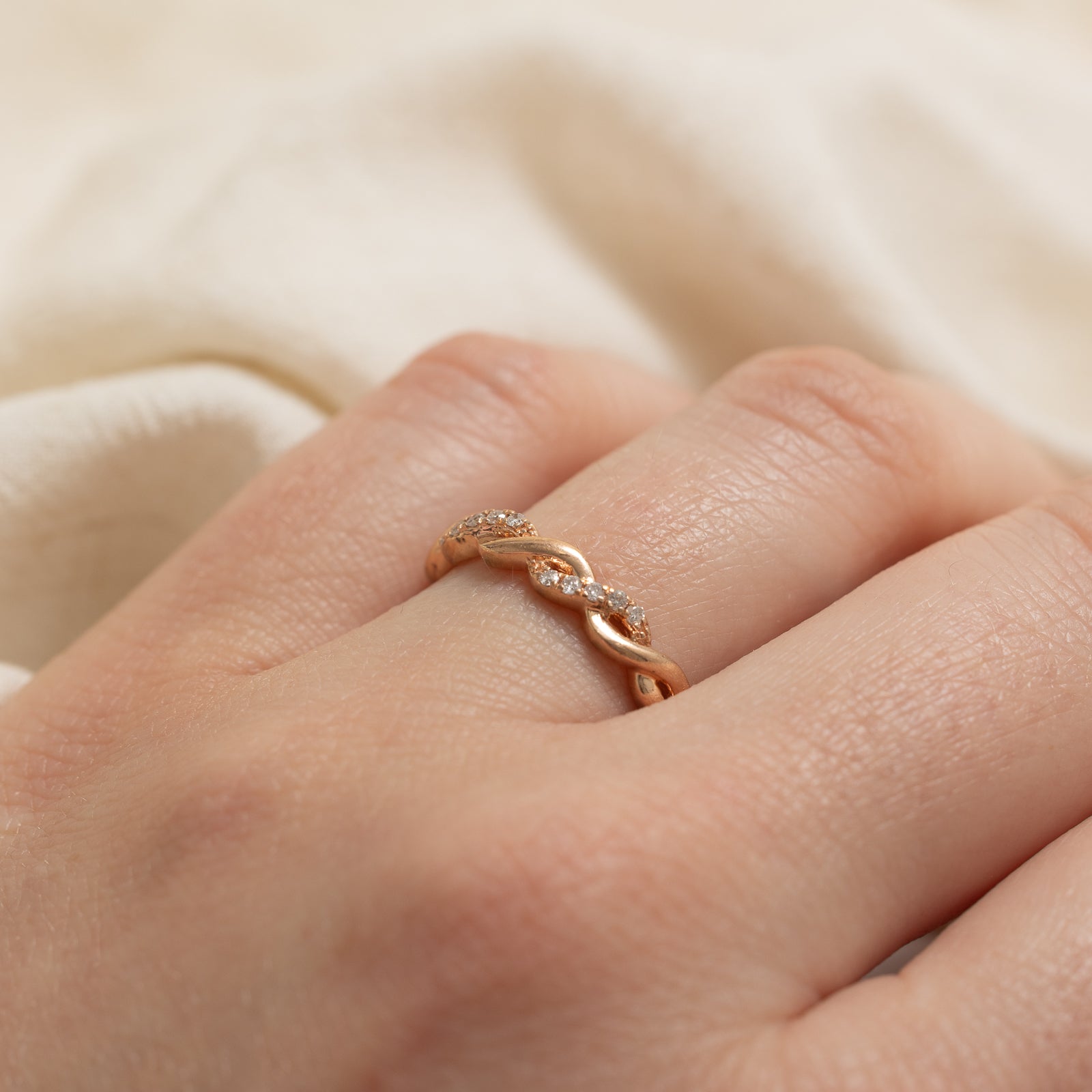 Bague torsadée en or rose 10 carats et diamants | 0,10 ct au total | Taille 7,5