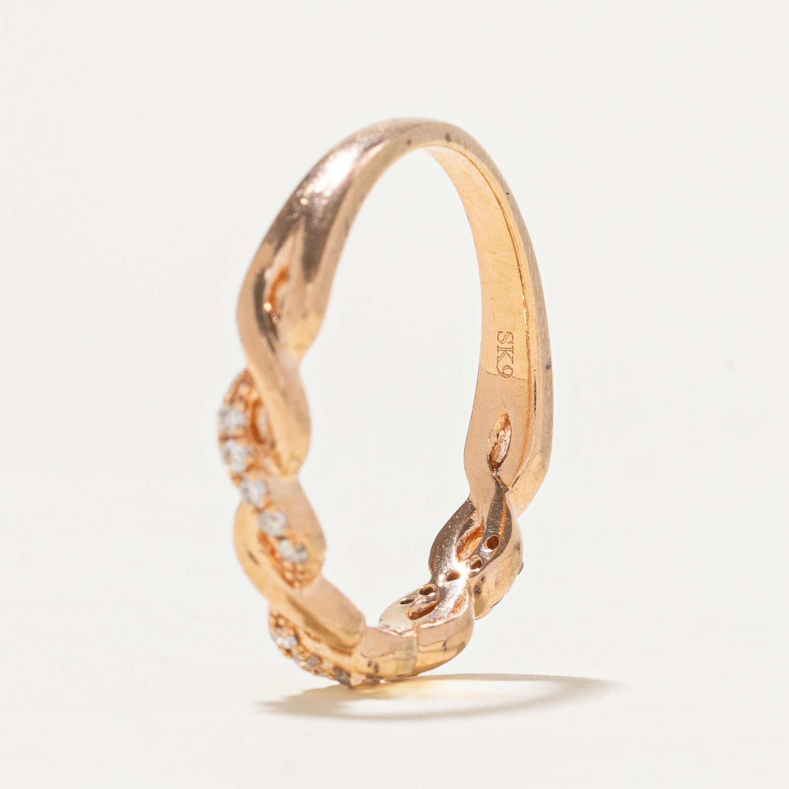 Bague torsadée en or rose 10 carats et diamants | 0,10 ct au total | Taille 7,5