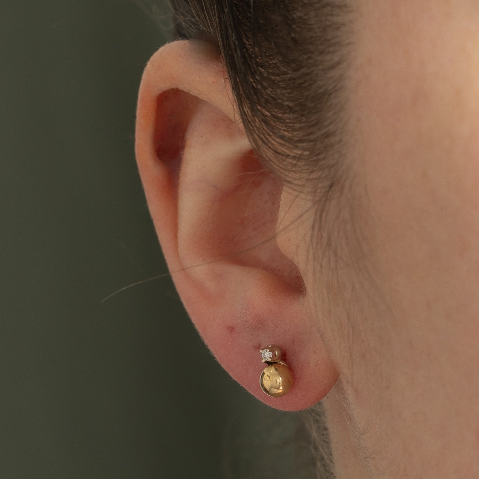 Boucles d'oreilles puces en or 14 carats, sphère et diamant | 0,05 ct