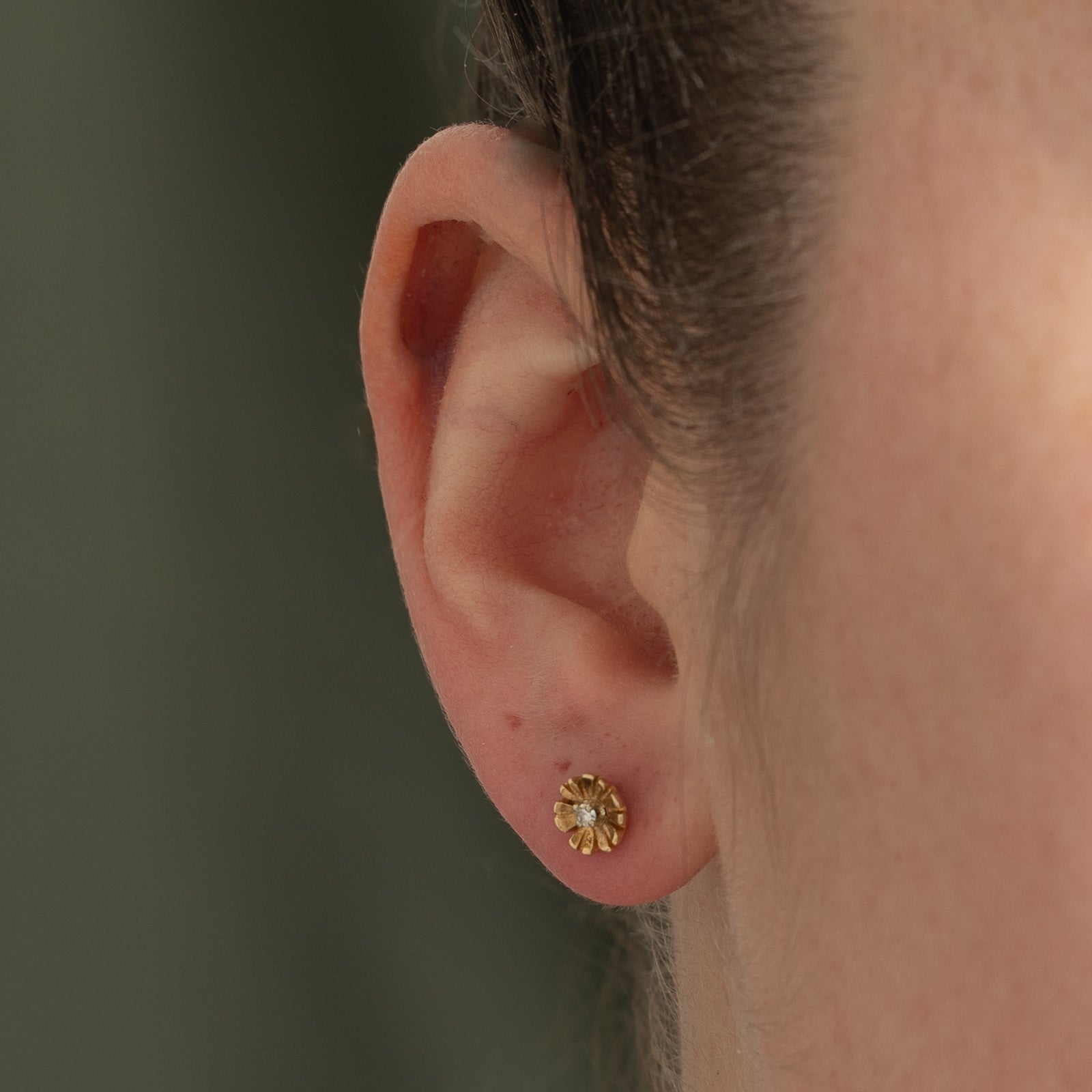 Boucles d'oreilles puces florales en diamants | 0,04 ct