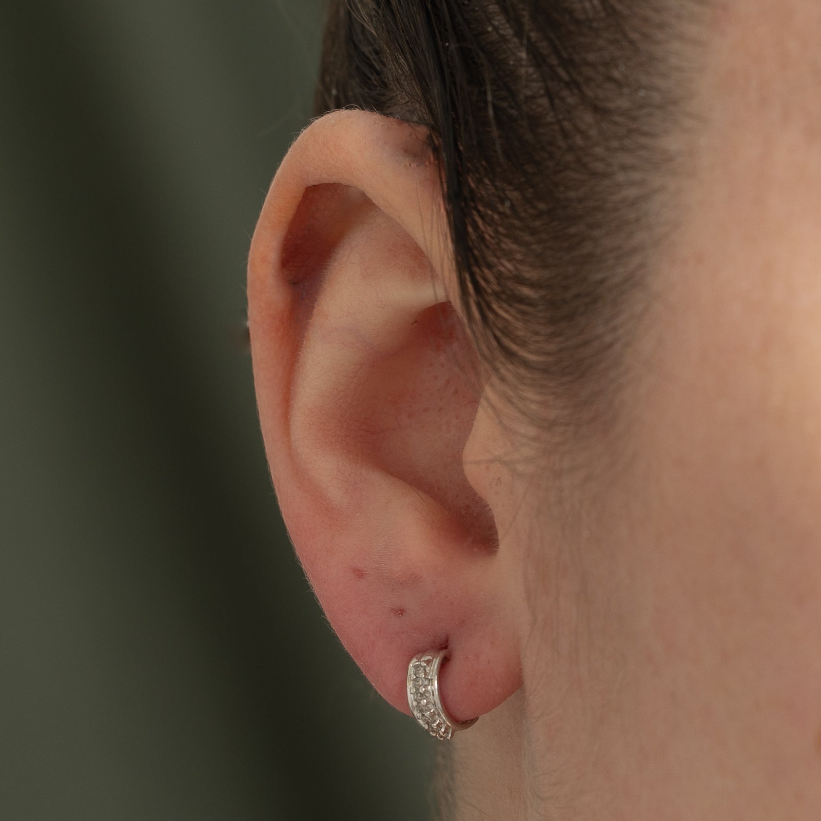 Boucles d'oreilles créoles en or blanc 10 carats serties de diamants | 0,10 ct au total