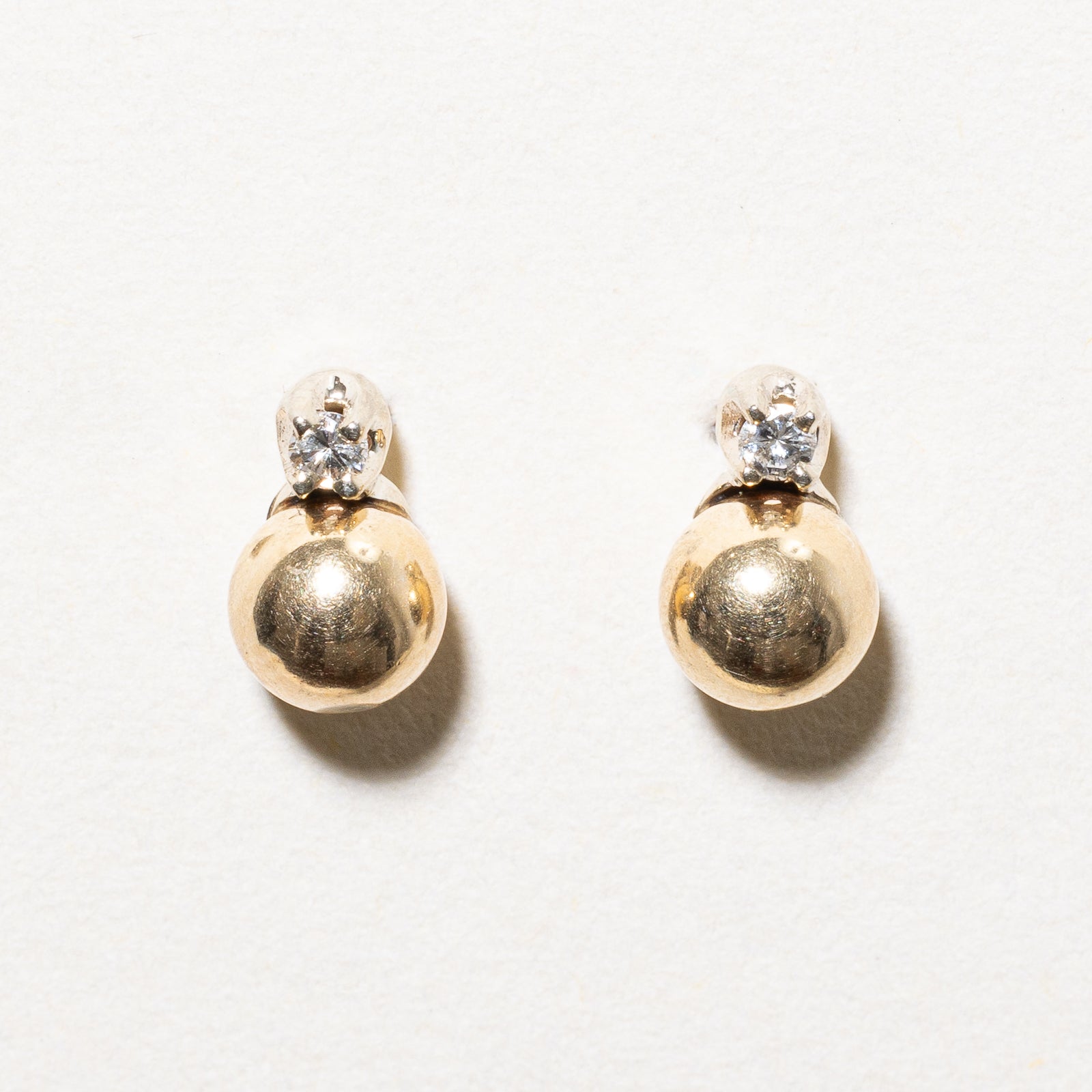 Boucles d'oreilles puces en or 14 carats, sphère et diamant | 0,05 ct