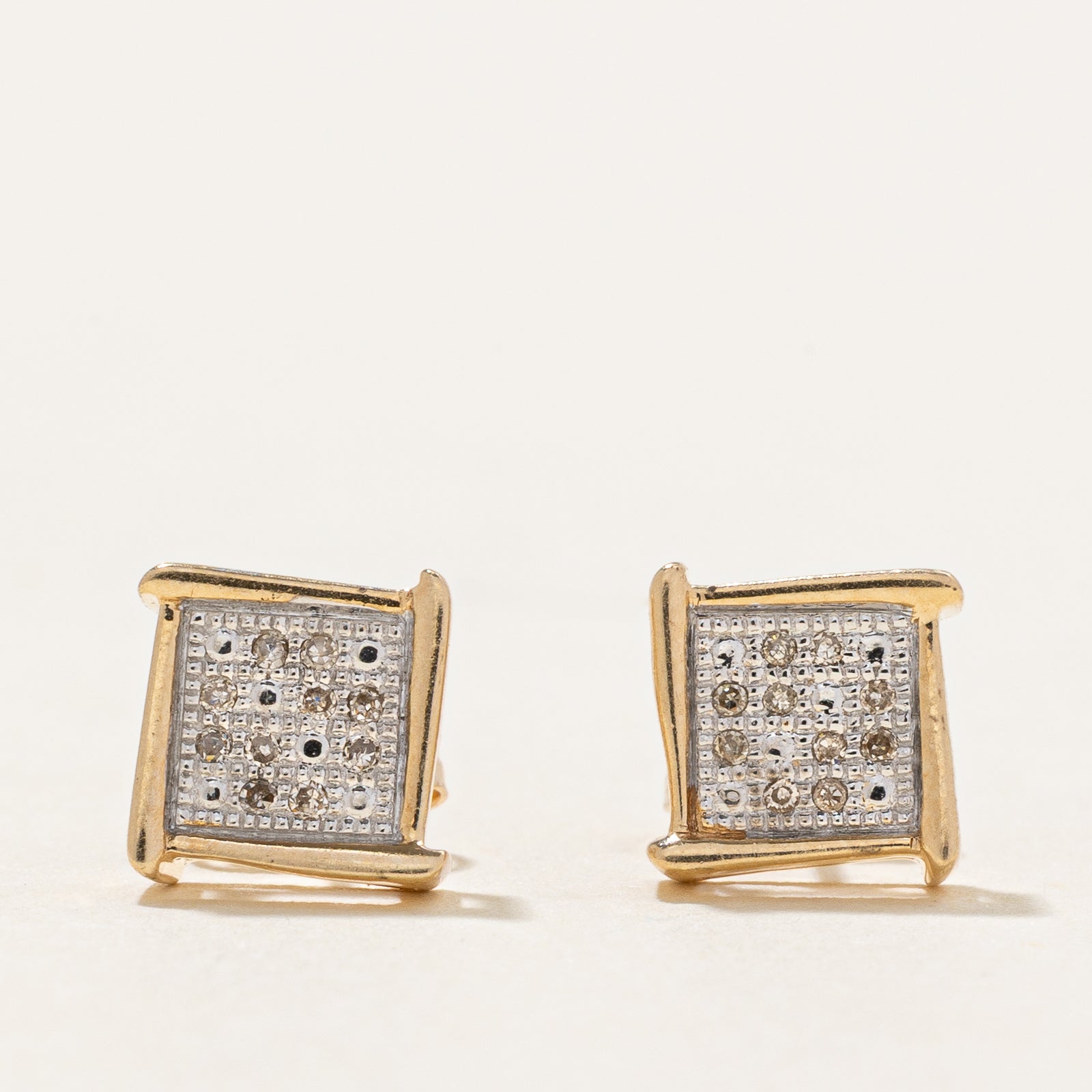 Boucles d'oreilles puces en forme de grille de diamants | 0,02 ct
