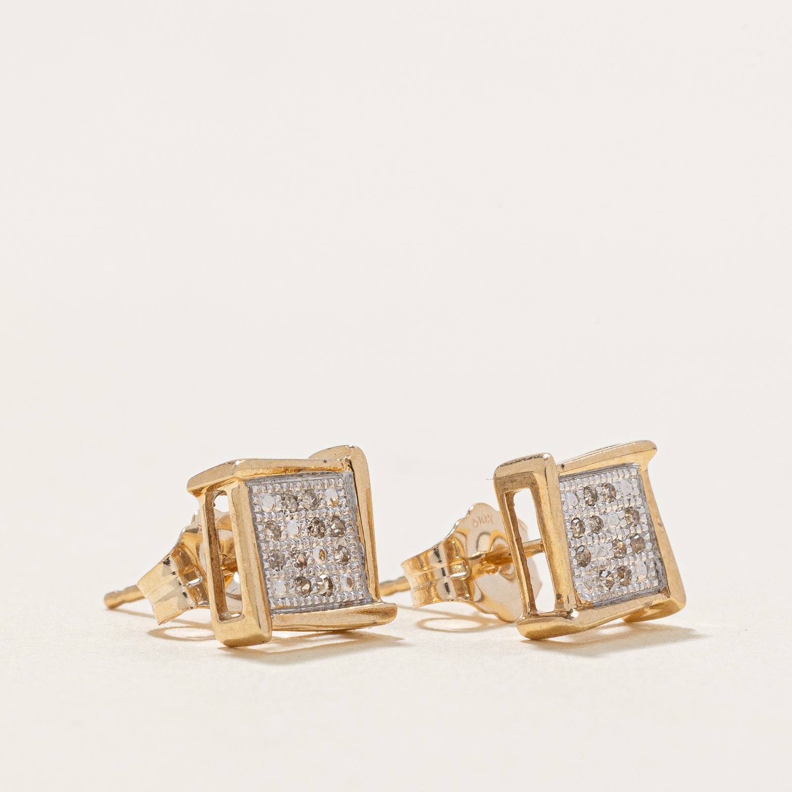 Boucles d'oreilles puces en forme de grille de diamants | 0,02 ct