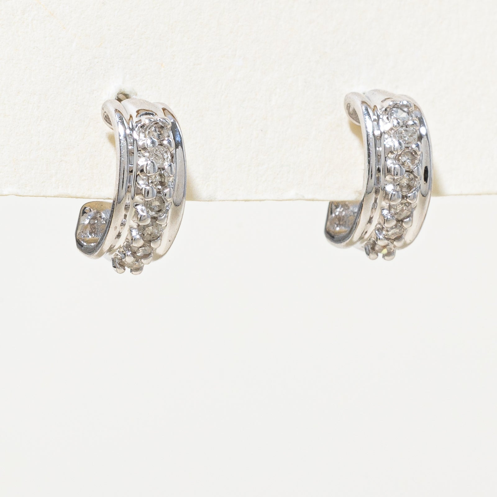 Boucles d'oreilles créoles en or blanc 10 carats serties de diamants | 0,10 ct au total