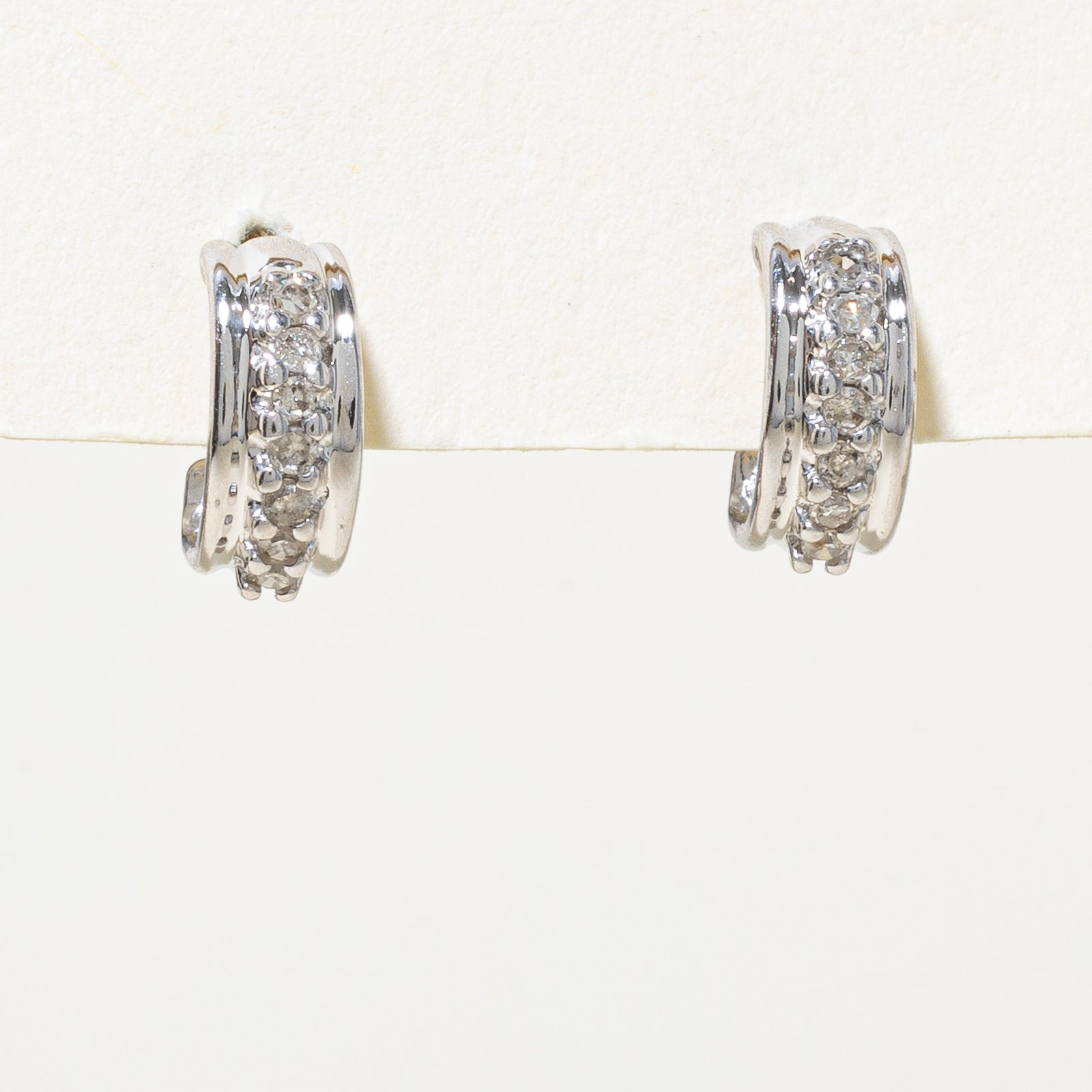 Boucles d'oreilles créoles en or blanc 10 carats serties de diamants | 0,10 ct au total