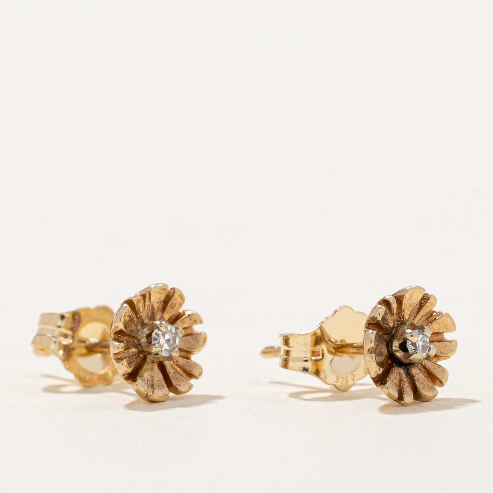 Boucles d'oreilles puces florales en diamants | 0,04 ct