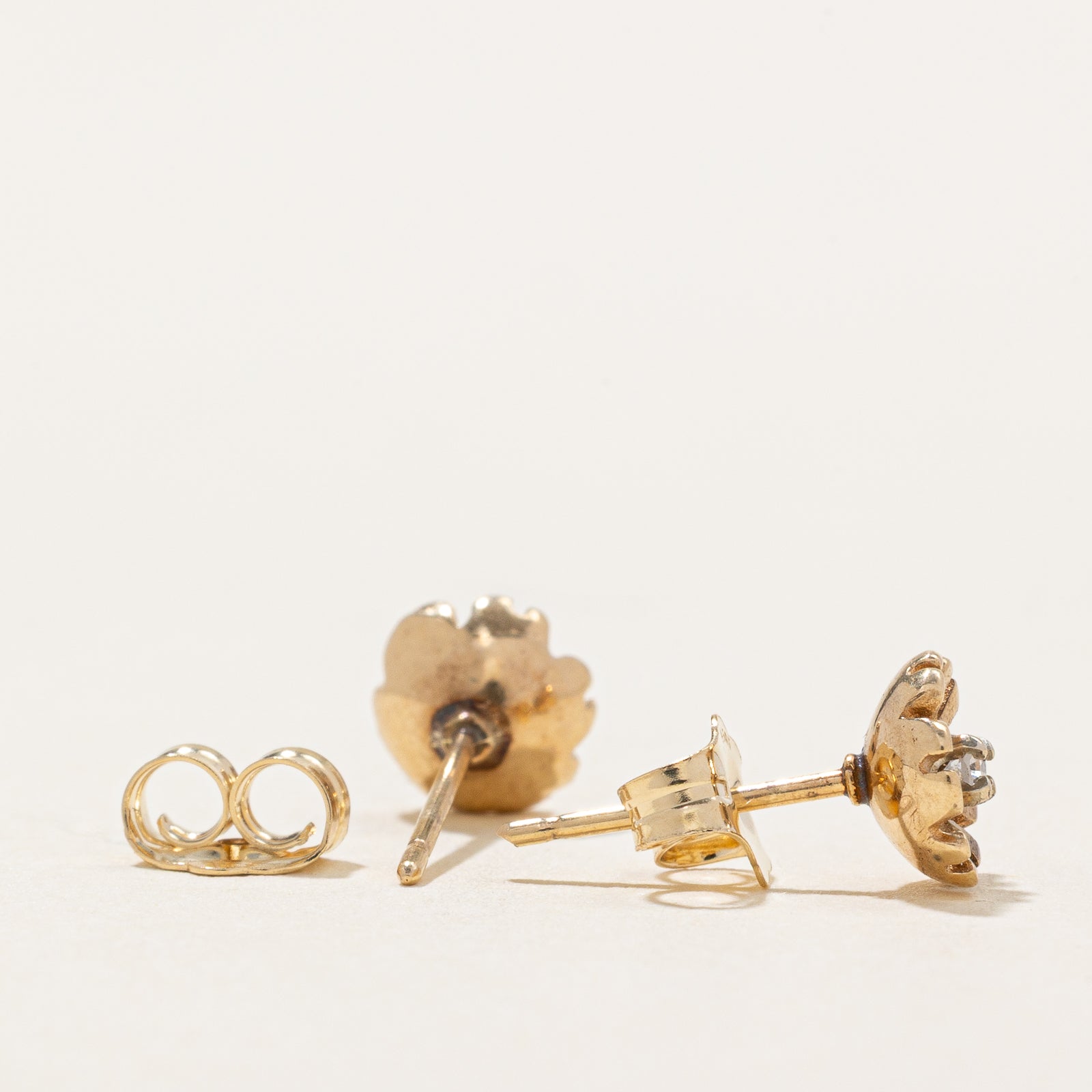 Boucles d'oreilles puces florales en diamants | 0,04 ct