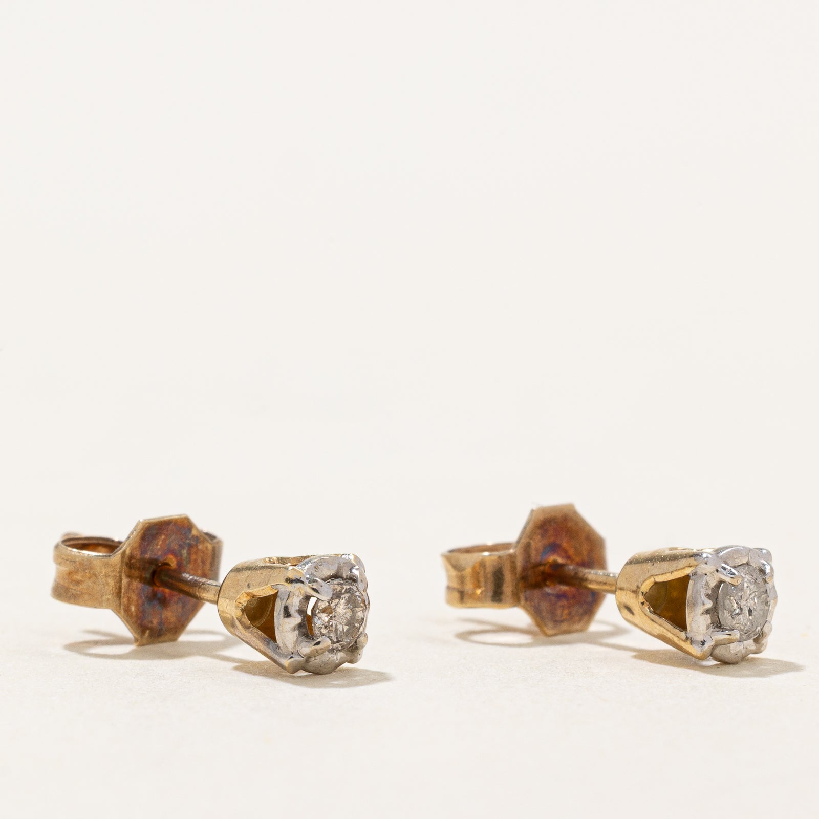 Boucles d'oreilles puces serties de diamants illusion 10K | 0,12 ct