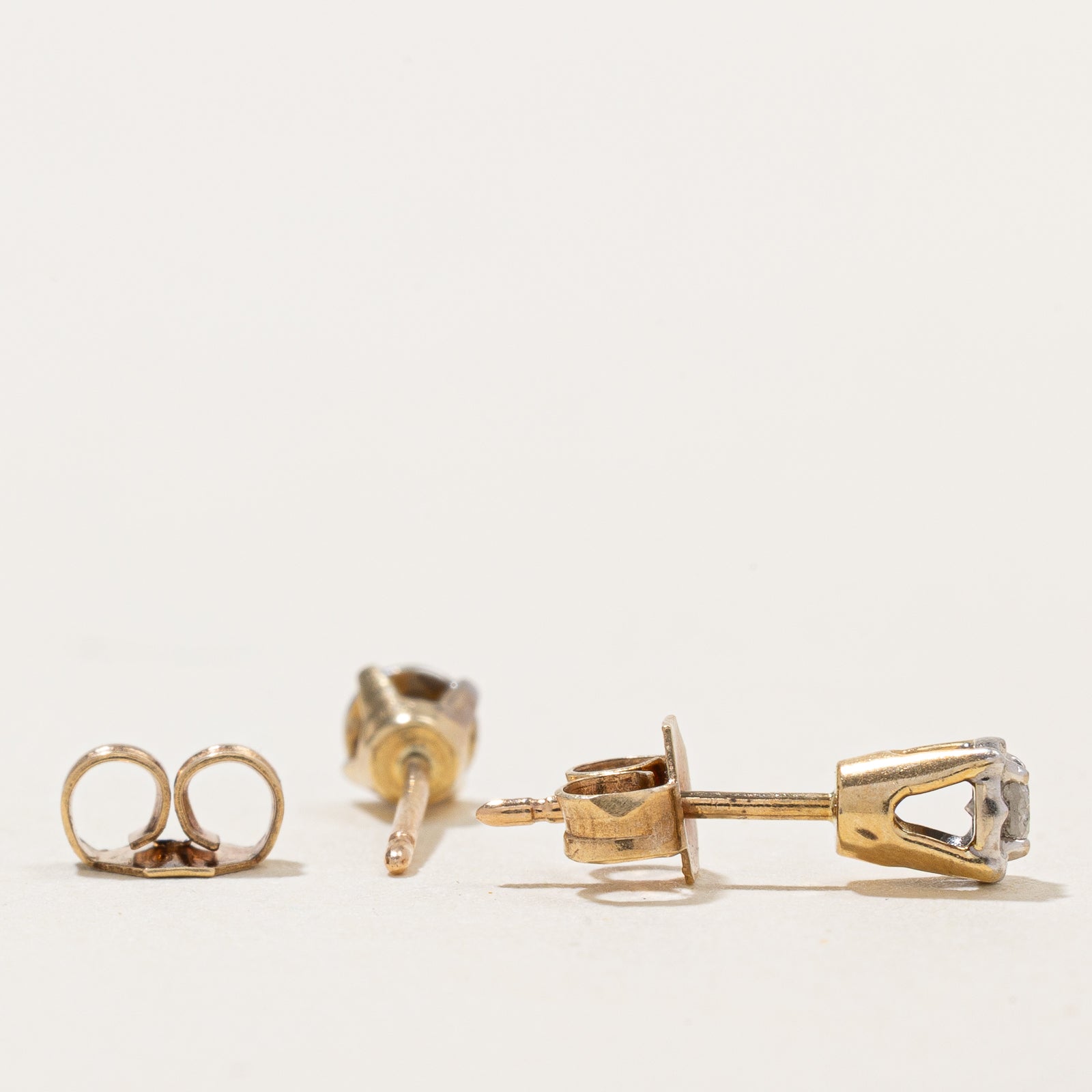 Boucles d'oreilles puces serties de diamants illusion 10K | 0,12 ct