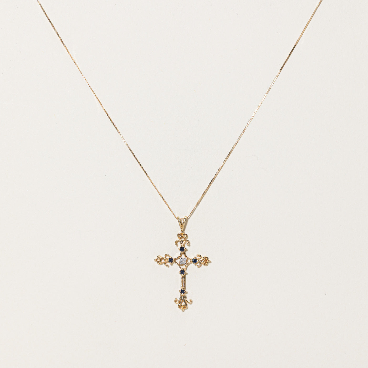 Collier pendentif croix en saphir | 0,15 ct au total, 0,04 ct | 40,6 cm