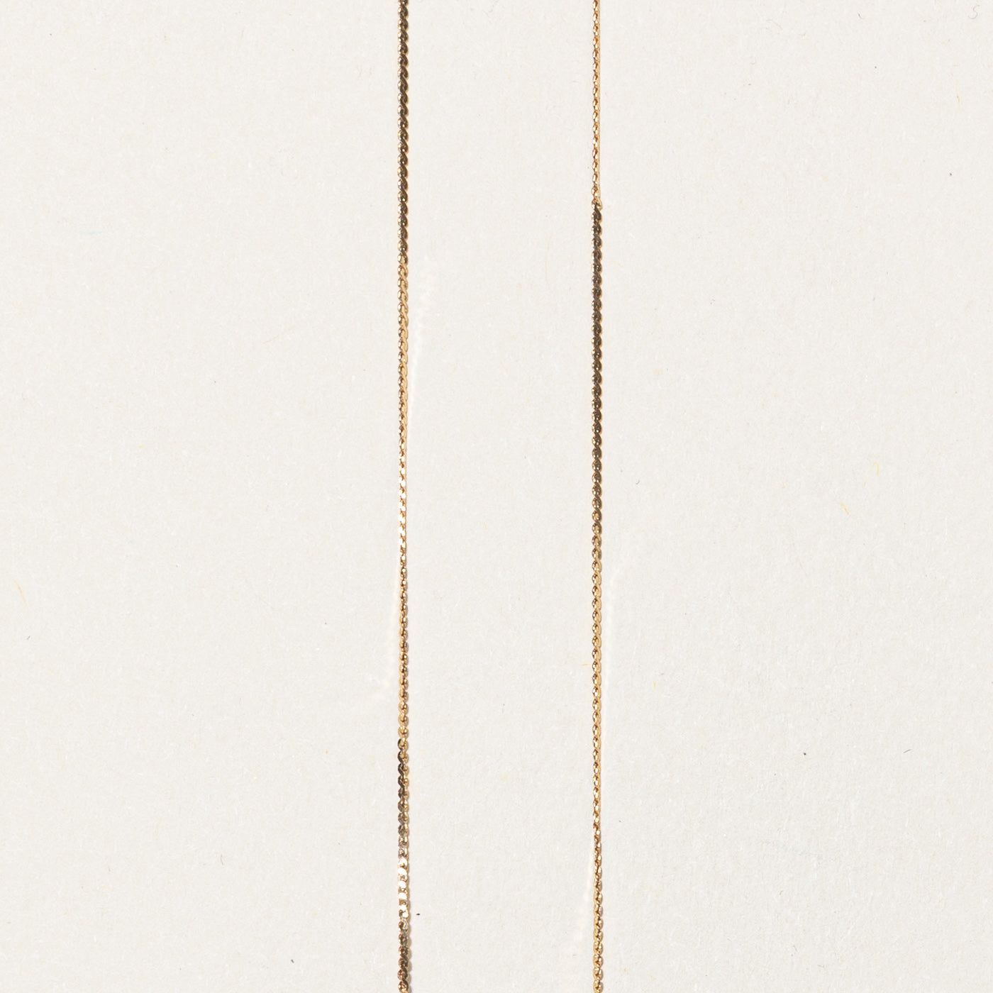 Collier pendentif croix en saphir | 0,15 ct au total, 0,04 ct | 40,6 cm