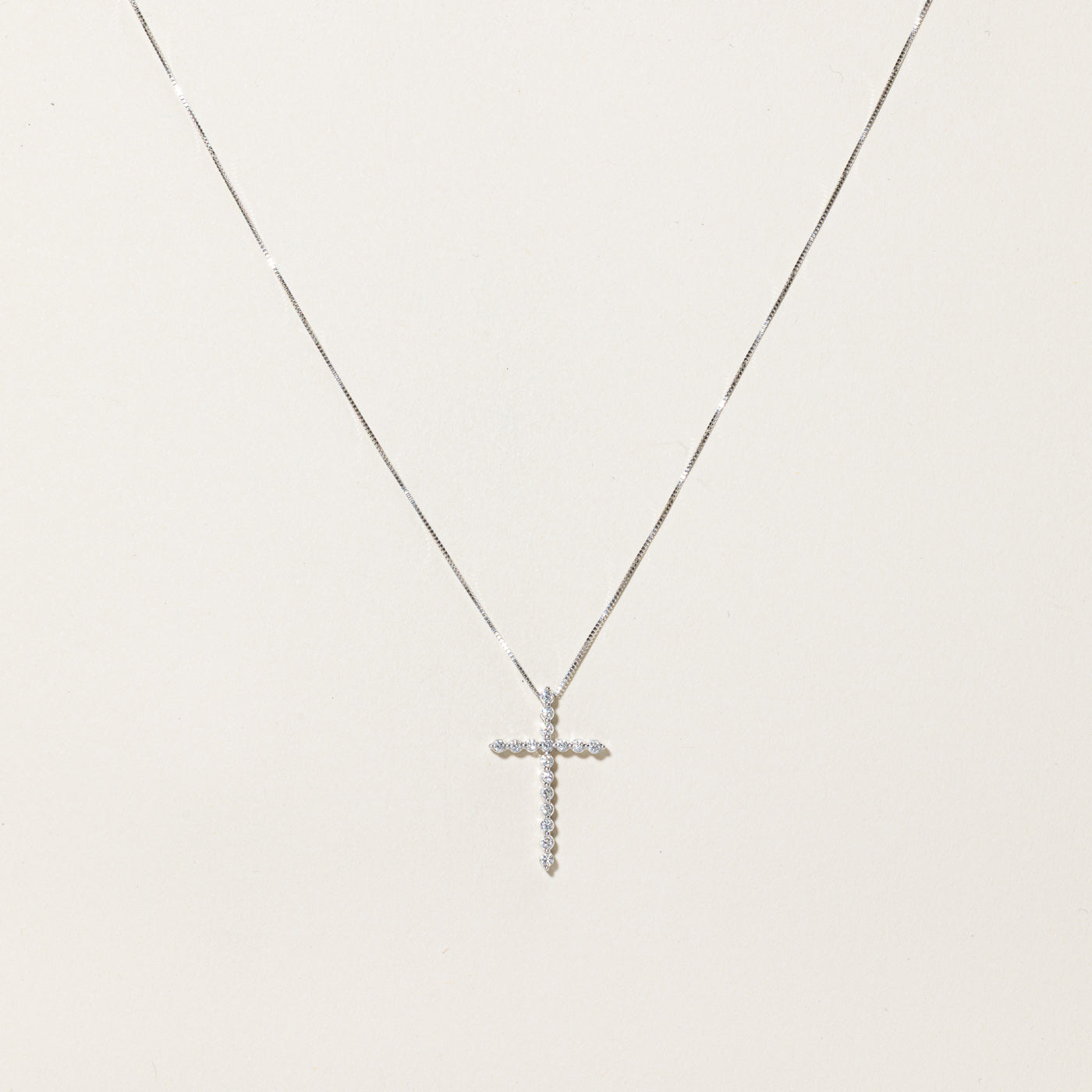 Collier pendentif croix en diamants | 0,22 ct | 48 cm